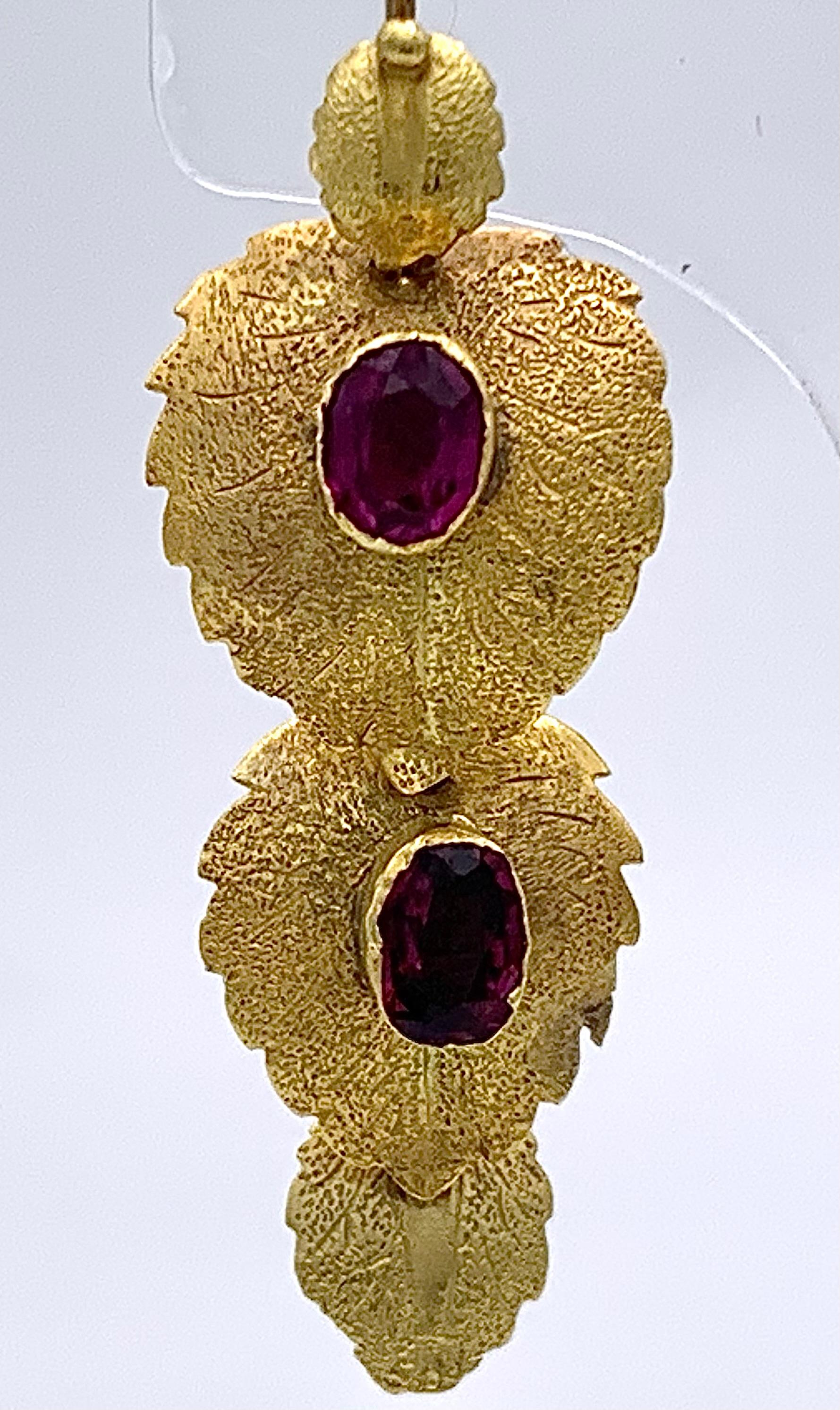 Antique Early Victorian  Gold Almandine Garnet Dangle Earrings Leaf In Good Condition In Munich, Bavaria