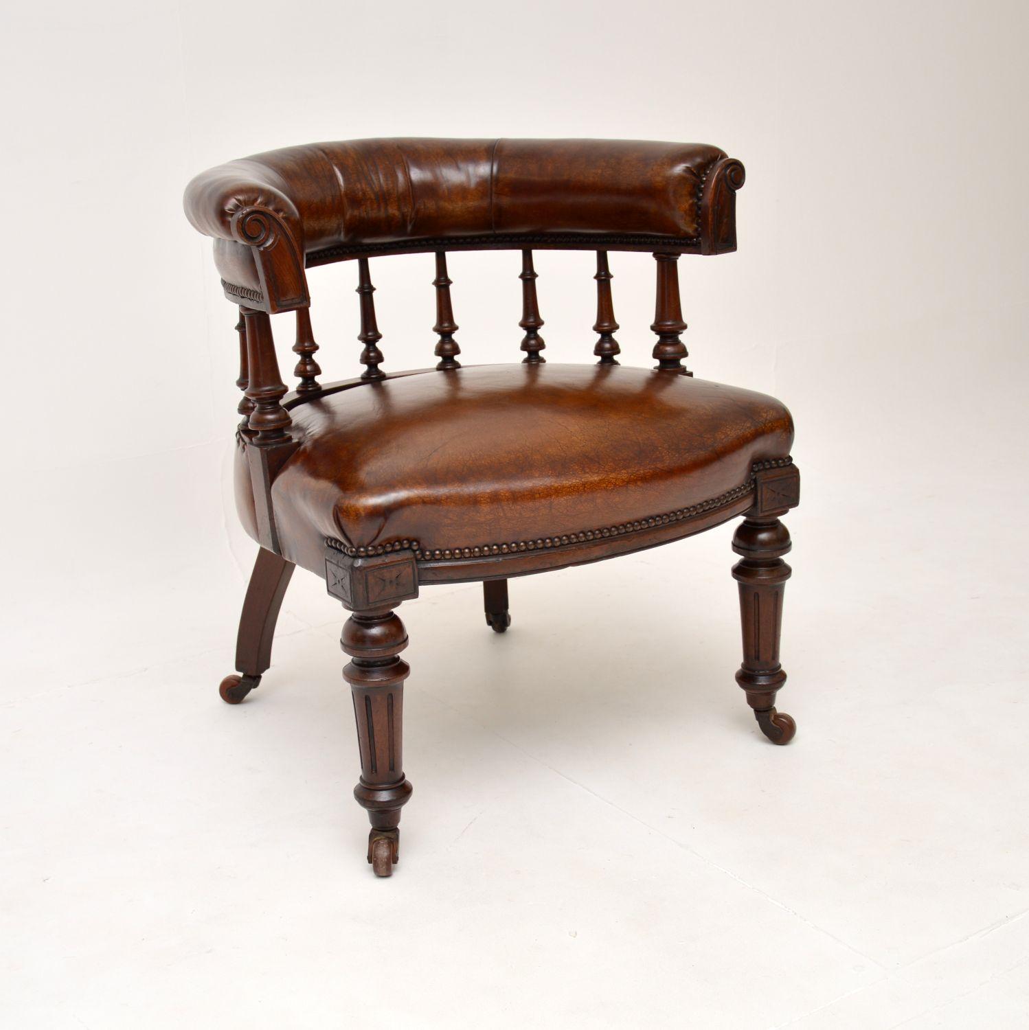A fine antique early Victorian leather desk chair. This was made in England, it dates from around the 1840-1860 period.

It is extremely well made, with a beautifully carved frame. The legs and spindles on the back are nicely turned, the legs sit on