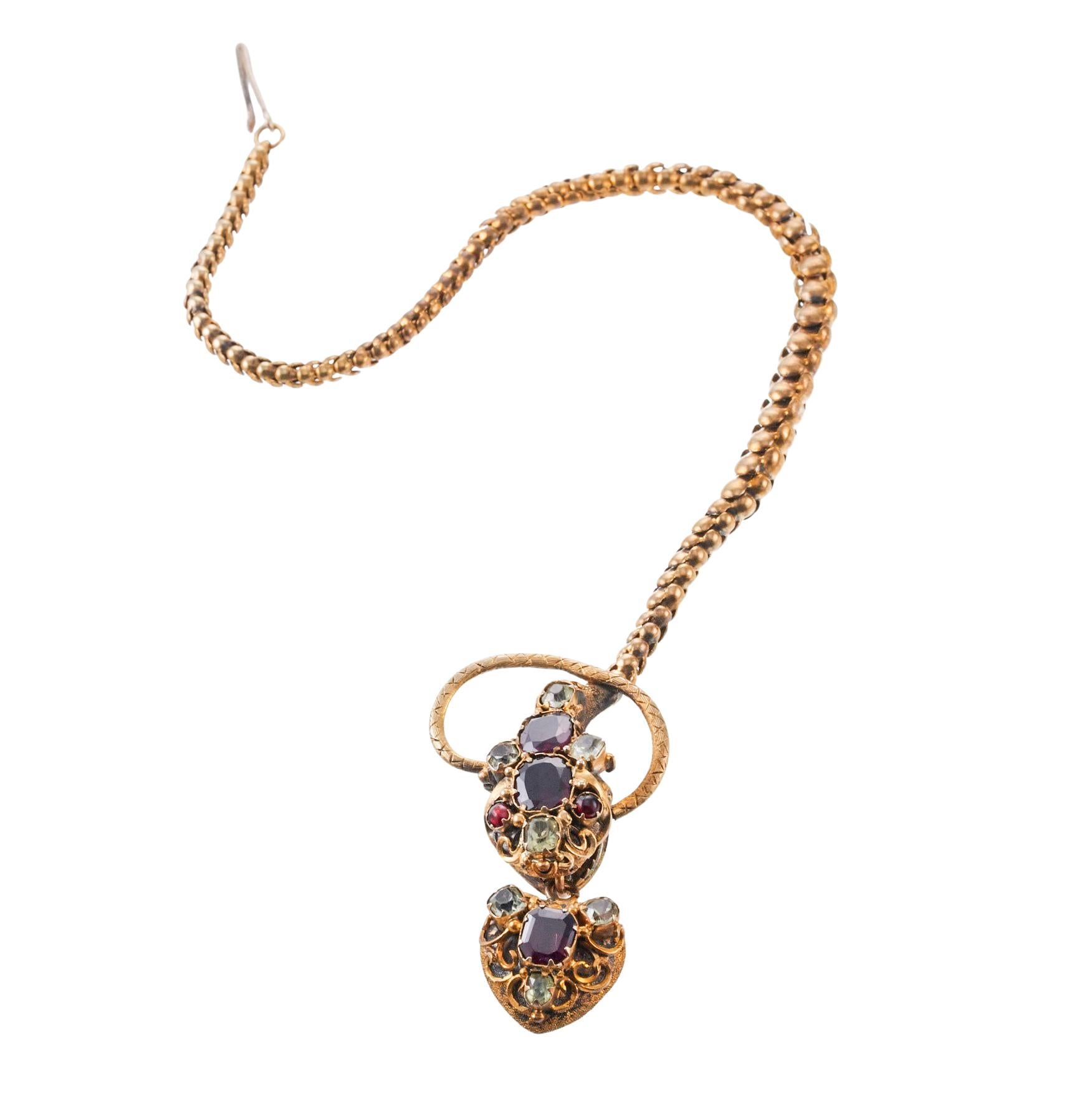 Antikes frühviktorianisches 14-karätiges goldenes Schlangenarmband mit Herzmedaillon. Schlangenkopf und Medaillon mit Diamanten und Rubinen verziert. Das Armband ist 7,5