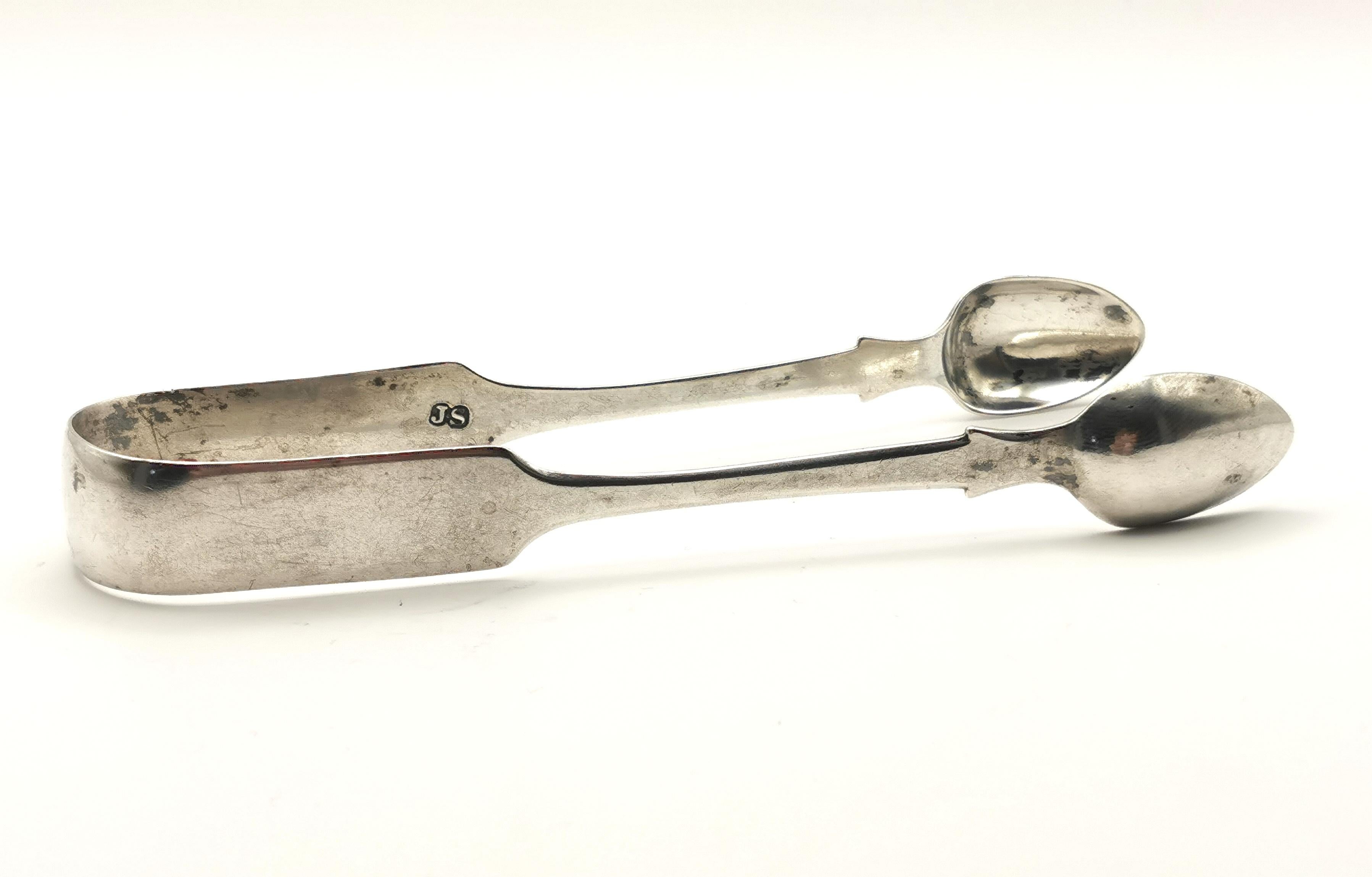 Antique early Victorian sterling silver sugar tongs, Exeter  In Good Condition For Sale In NEWARK, GB
