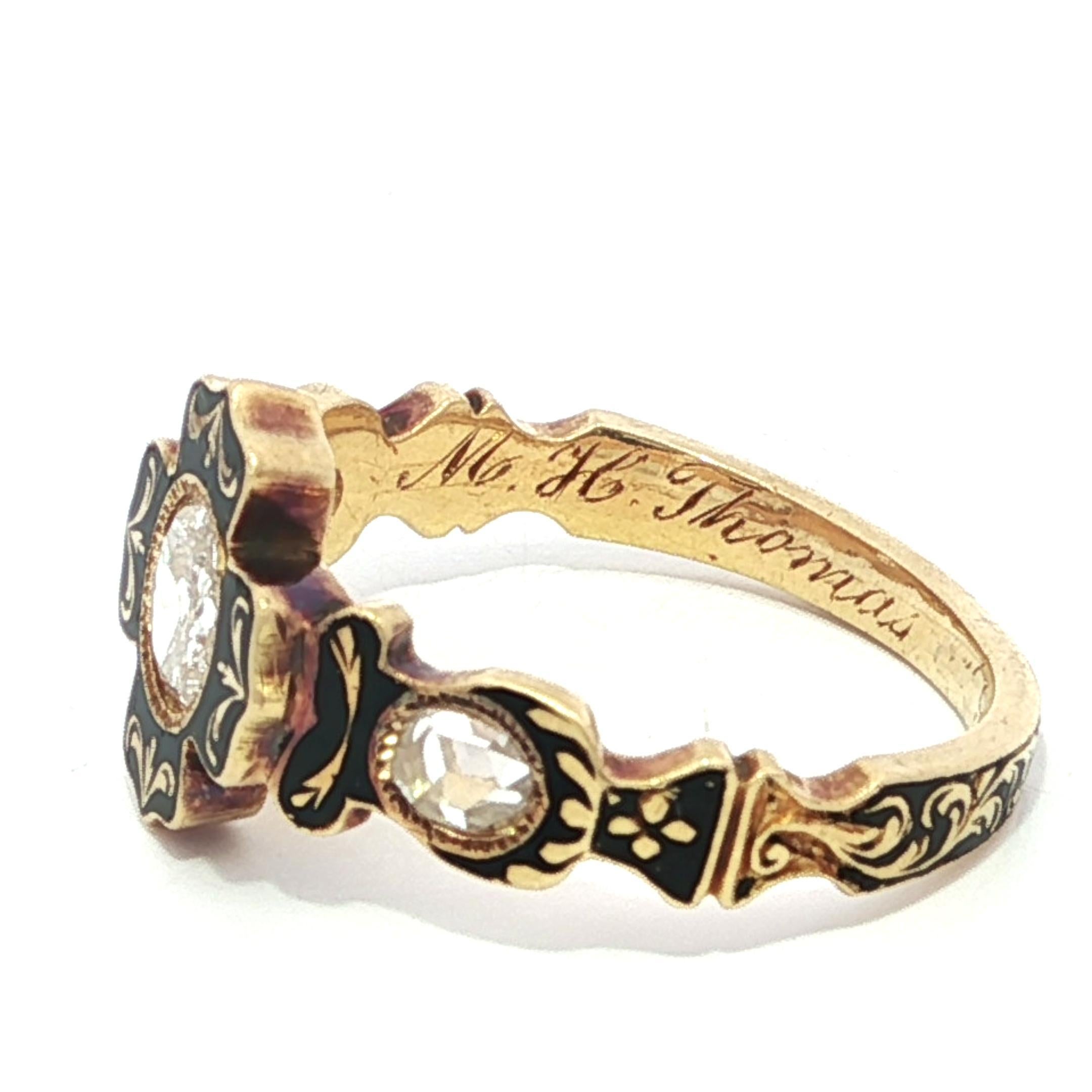 Antiker frühviktorianischer Gelbgold-Rosenschliff-Diamant-Schwarzemaille-Trauerring im Zustand „Gut“ im Angebot in Montclair, NJ