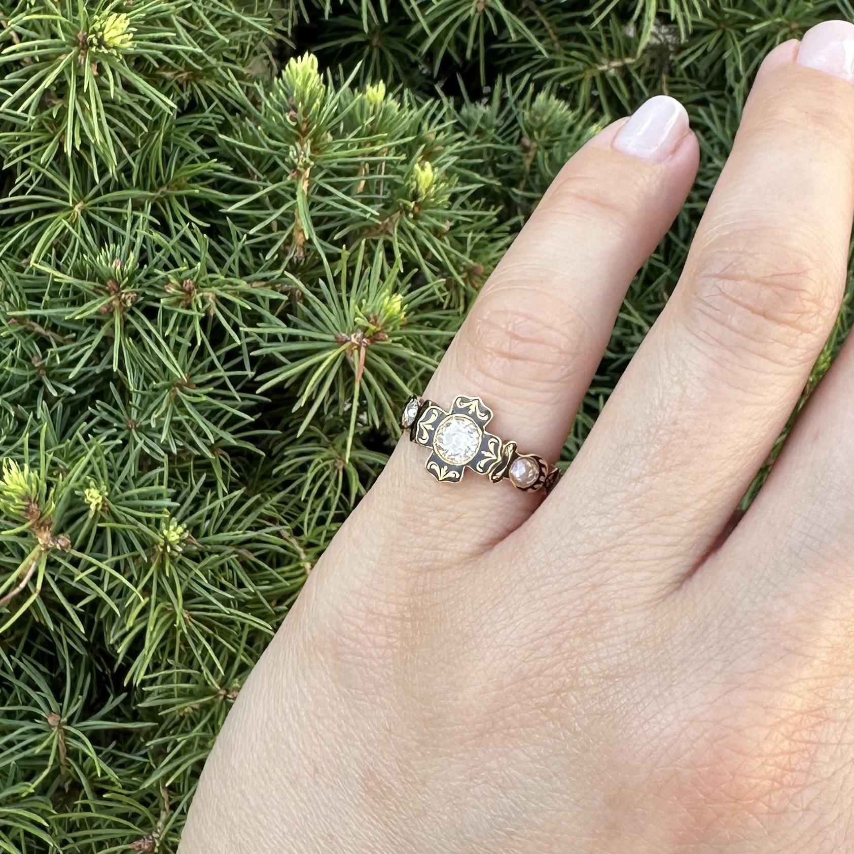 Antiker frühviktorianischer Gelbgold-Rosenschliff-Diamant-Schwarzemaille-Trauerring Damen im Angebot