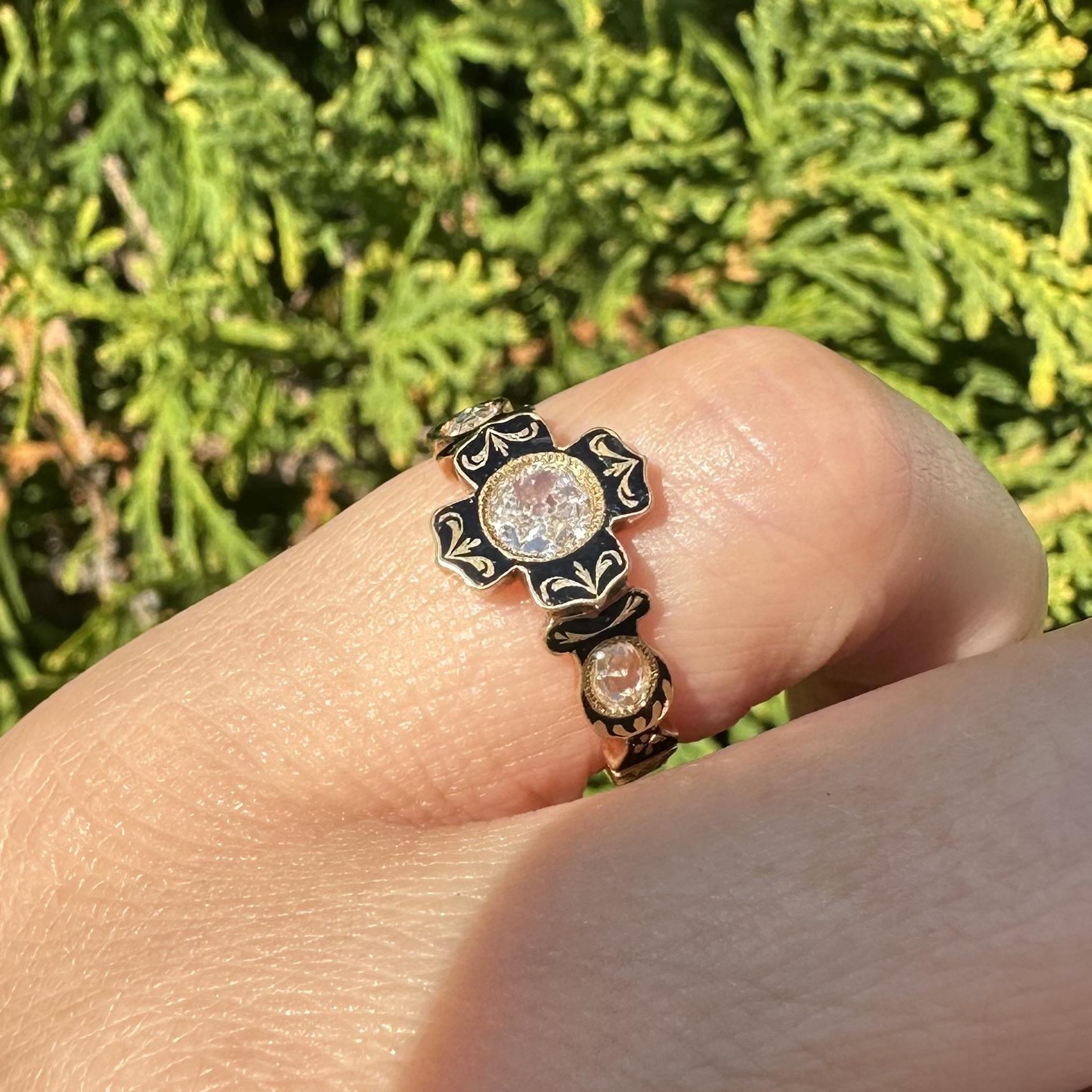 Antiker frühviktorianischer Gelbgold-Rosenschliff-Diamant-Schwarzemaille-Trauerring im Angebot 4