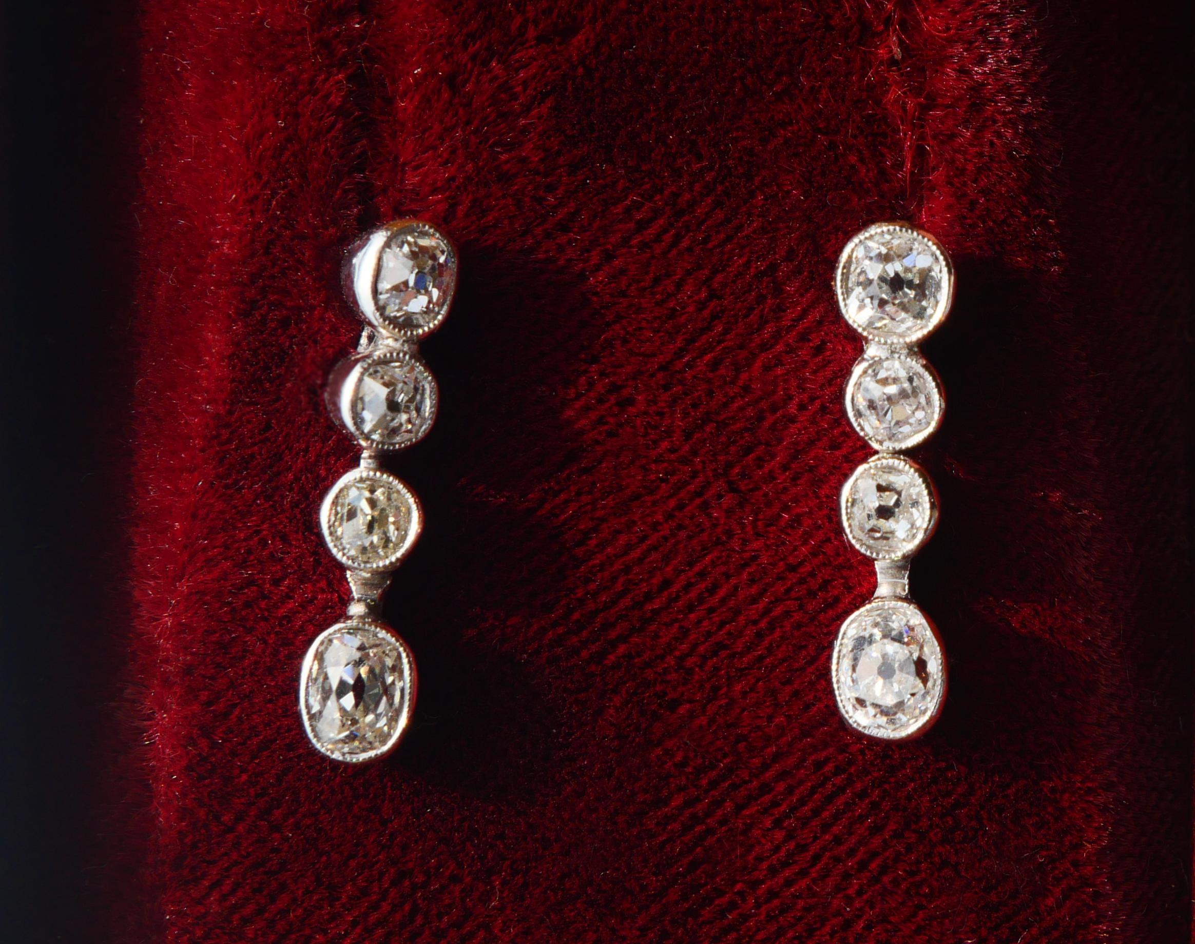 Ein Paar alte europäische Diamant-Ohrringe aus den 1930er Jahren. Sie bestehen jeweils aus einem Oberteil und einem beweglichen Anhänger.

Jeder Ohrring ist 18 mm lang. Ohrringe nicht gestempelt, Metall getestet massiv 18K Weißgold, Stopper in