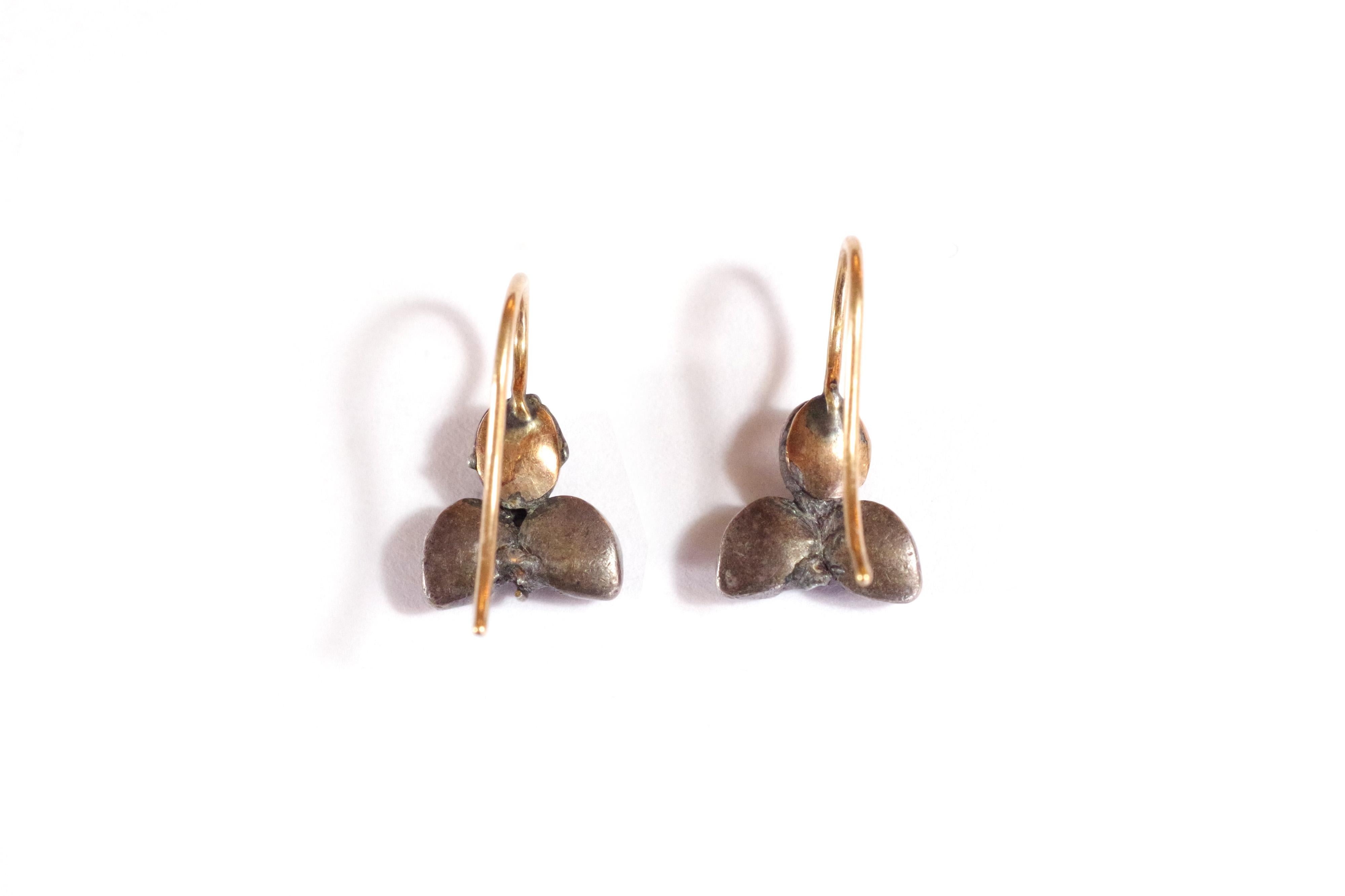 Antique earrings leaves in 14k gold and silver. Pair of earrings forming a leaf pattern in silver, decorated with 3 paste stones. The fastener is a later assembly, the elements of the earrings are of the 19th Century.

Total height: 1.5 cm
Width: 9