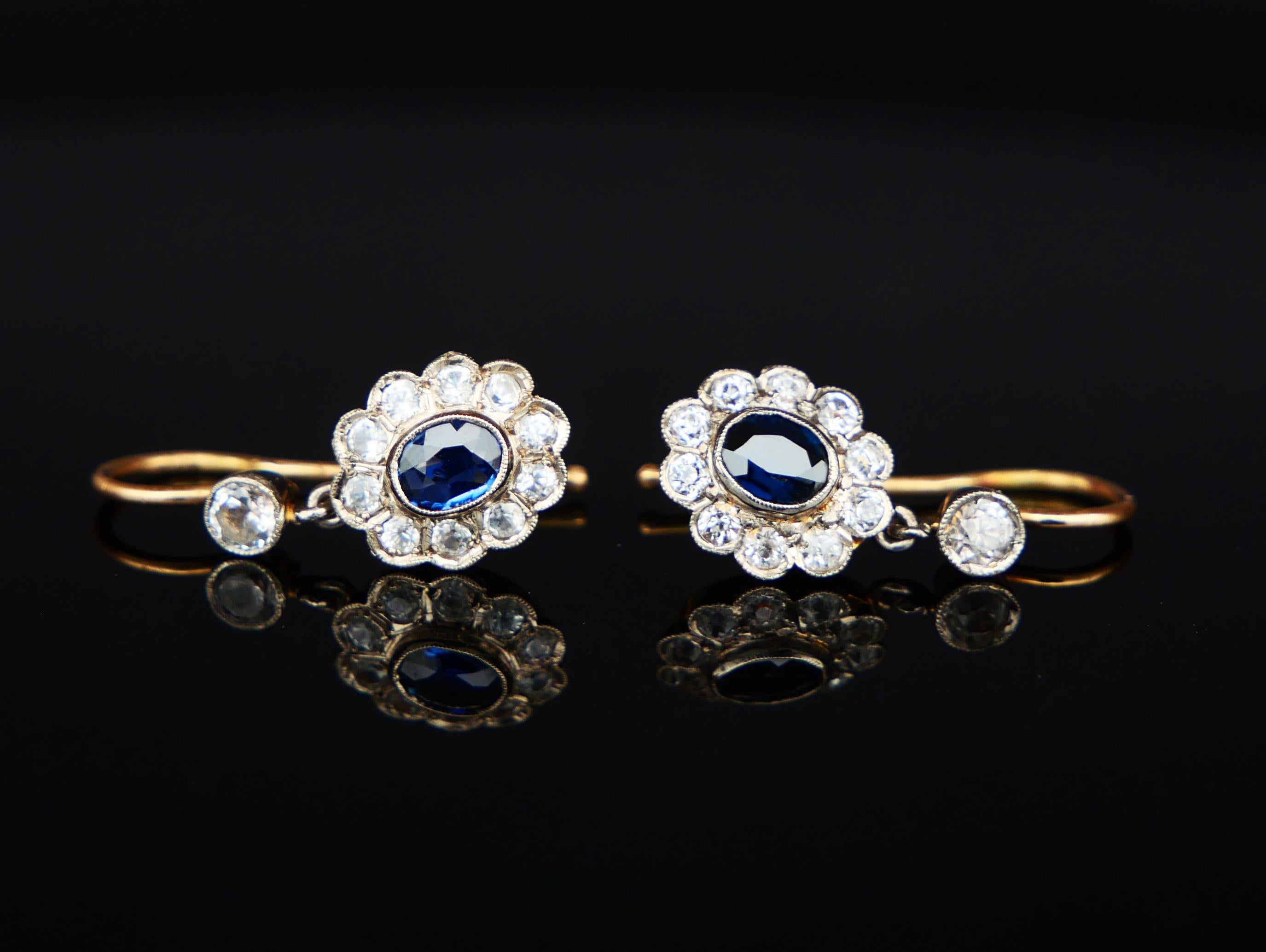 Paire de boucles d'oreilles en saphir avec halo de fleur présentant des saphirs bleus et blancs naturels en or jaune 18 carats et en platine ou en or blanc. Probablement une paire allemande, fabriquée à la main vers 1930, en bon état d'usage. 1930,
