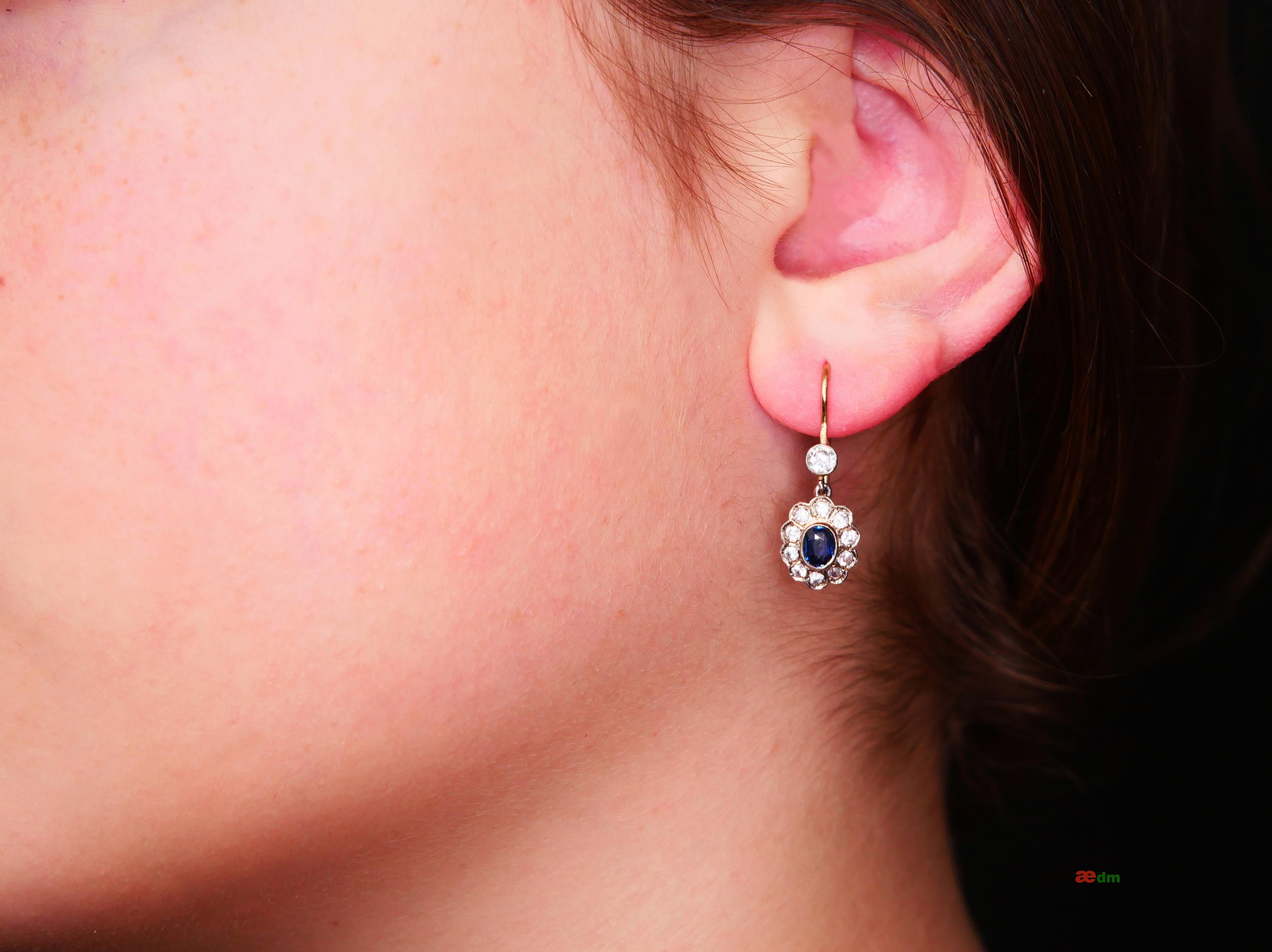 Taille émeraude Boucles d'oreilles anciennes en or 18 carats massif et platine avec saphirs bleus et blancs naturels de 3 g en vente