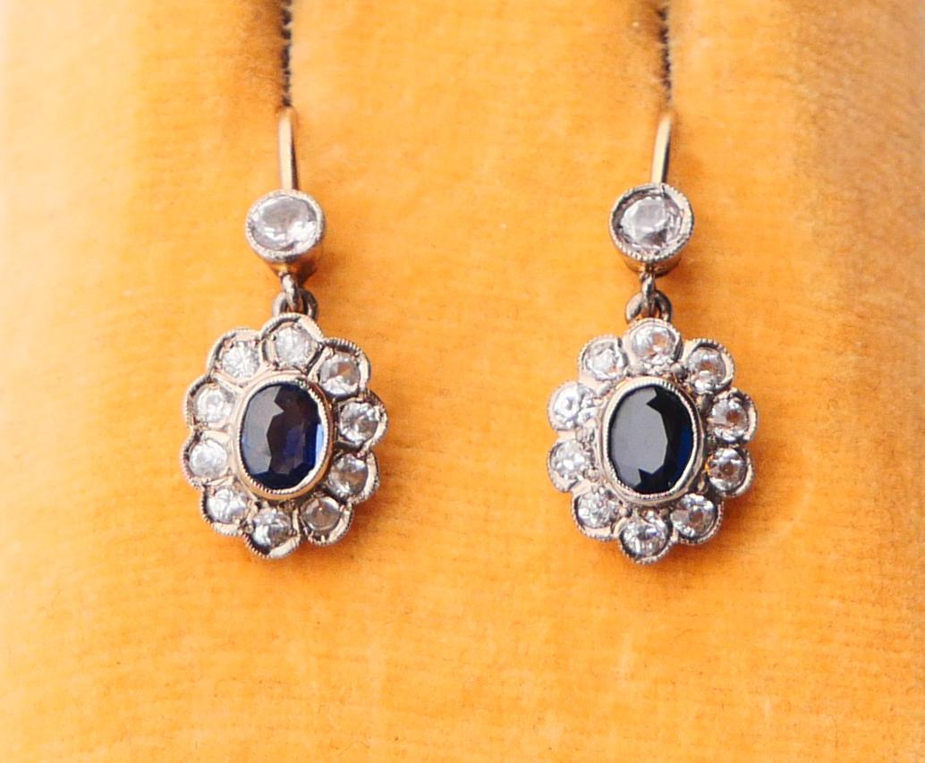 Boucles d'oreilles anciennes en or 18 carats massif et platine avec saphirs bleus et blancs naturels de 3 g en vente 2