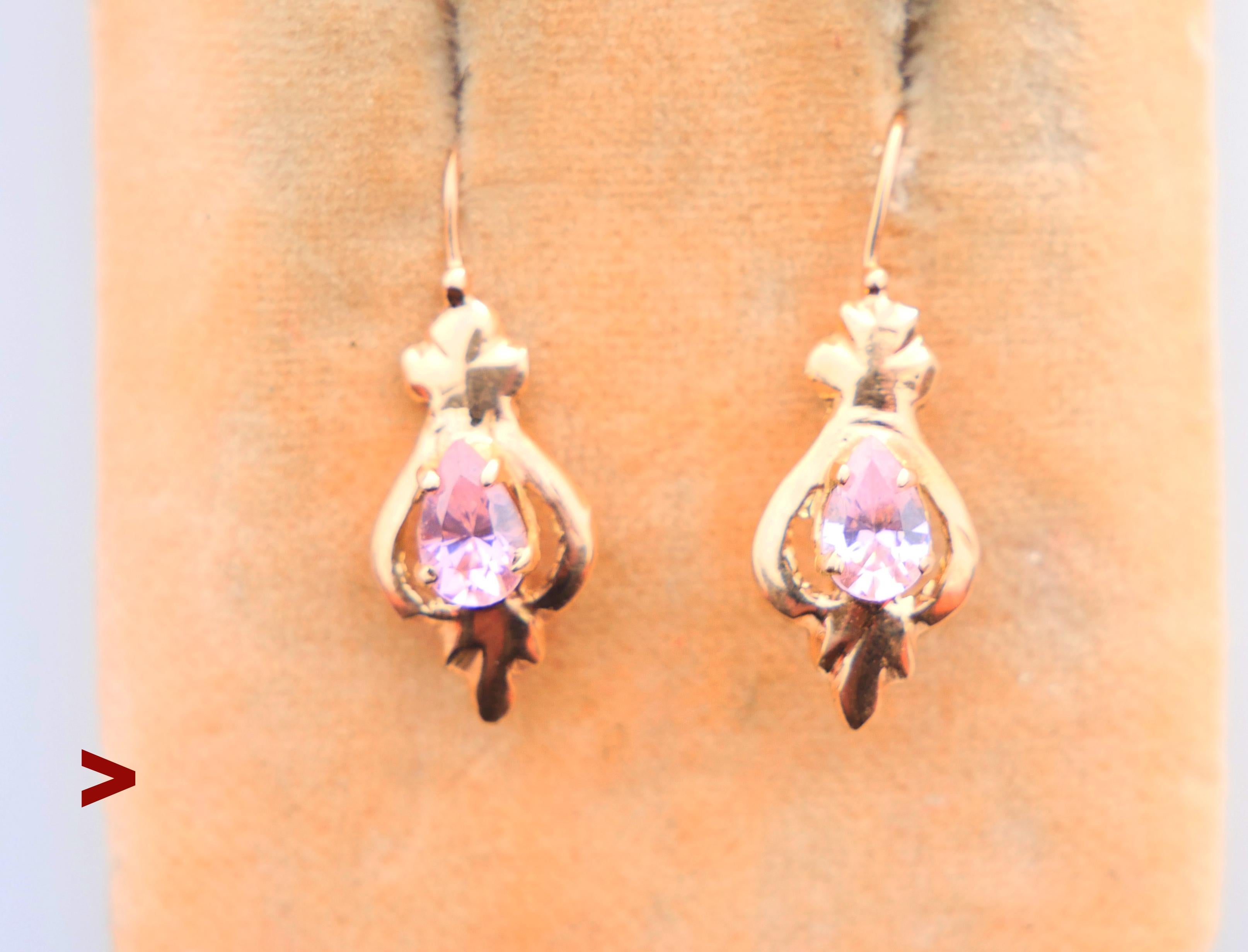 Une paire de pendentifs vintage des années 1920-1930 sur crochets en or jaune 14K massif.
Poinçon fragmentaire sur les fils. 

Chacun mesure 2,2 cm de long, y compris les crochets, 9 mm de large et 3 mm de profondeur.

Deux tourmalines roses
