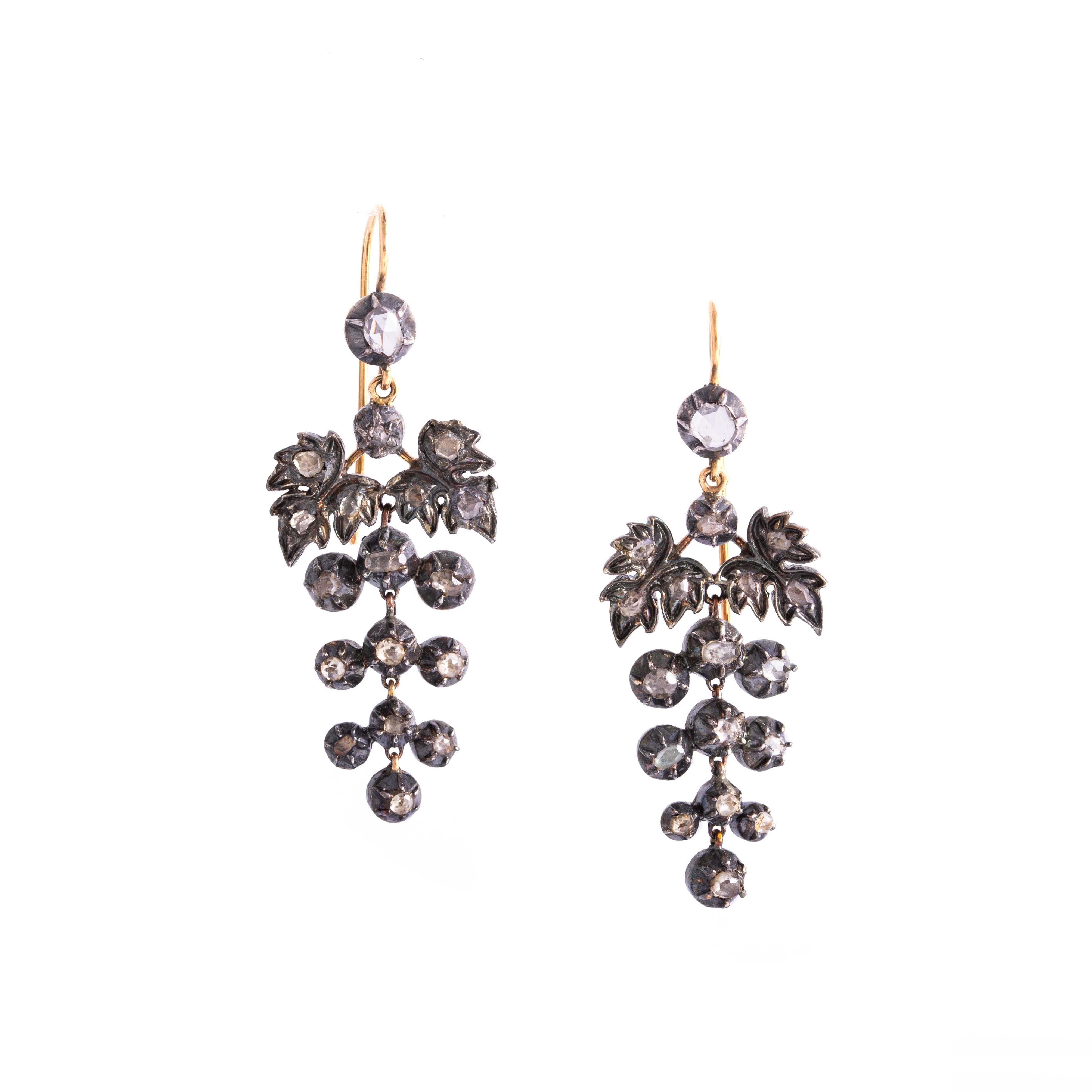 Pair of 18K gold and silver earrings depicting clusters of grapes set with rose-cut diamonds.
Height: 5.10 centimeters.
Gross weight: 14.95 grams.
