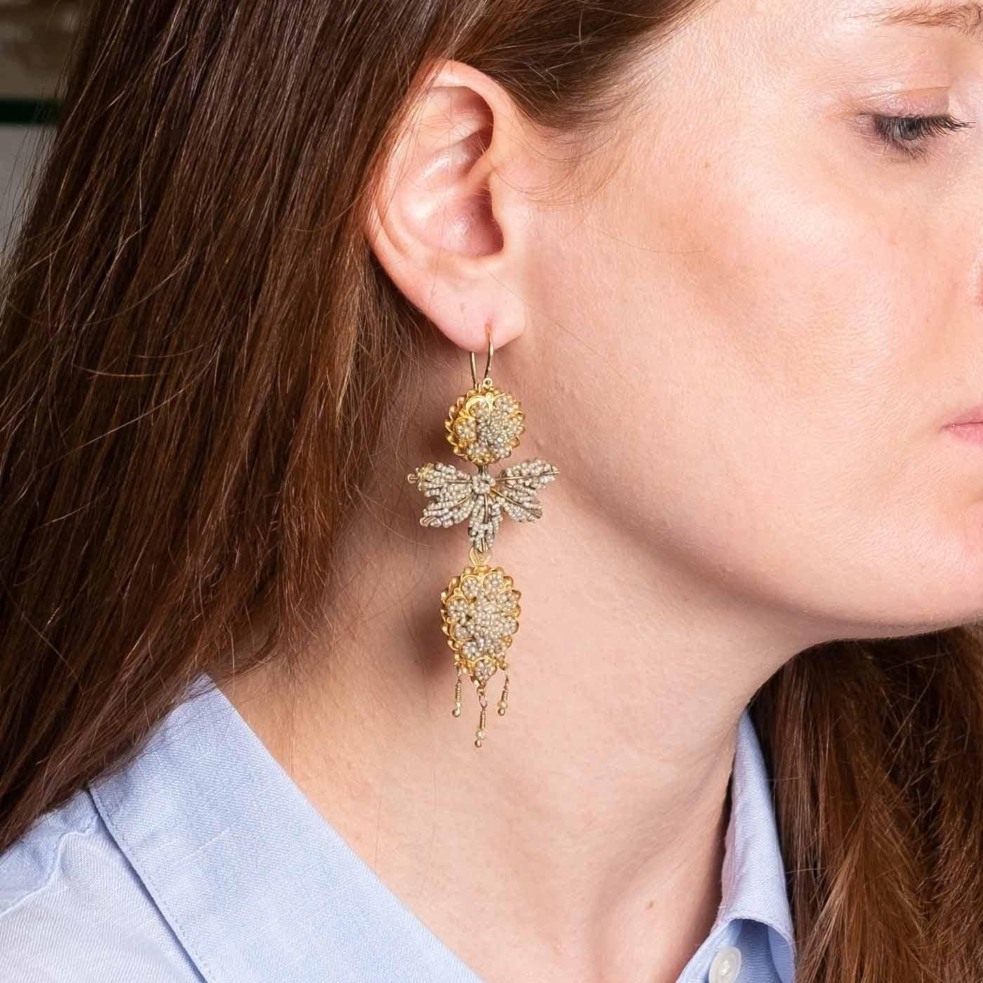 Extremely rare pair of antique earrings, dating from the 19th Century and Neapolitan provenance. They are made in 12kt gold and are finely and carefully embellished with hand woven micropearls using gold thread.
This intricate pair of earrings can