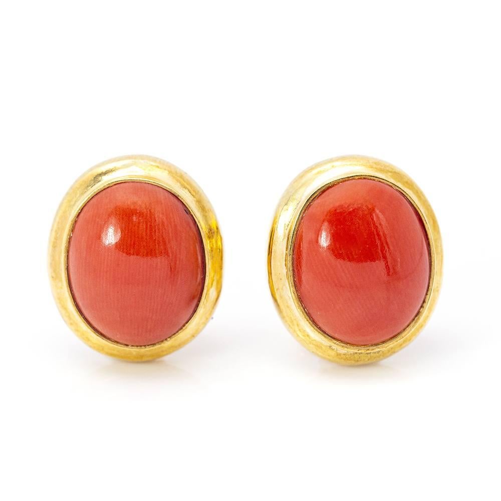 Earrings in yellow gold and natural coral, 1970's, for woman  Omega clasp  18kt yellow gold  5,45 grams.  These earrings are in excellent condition  Original antique second hand product  Ref.:D359903JC