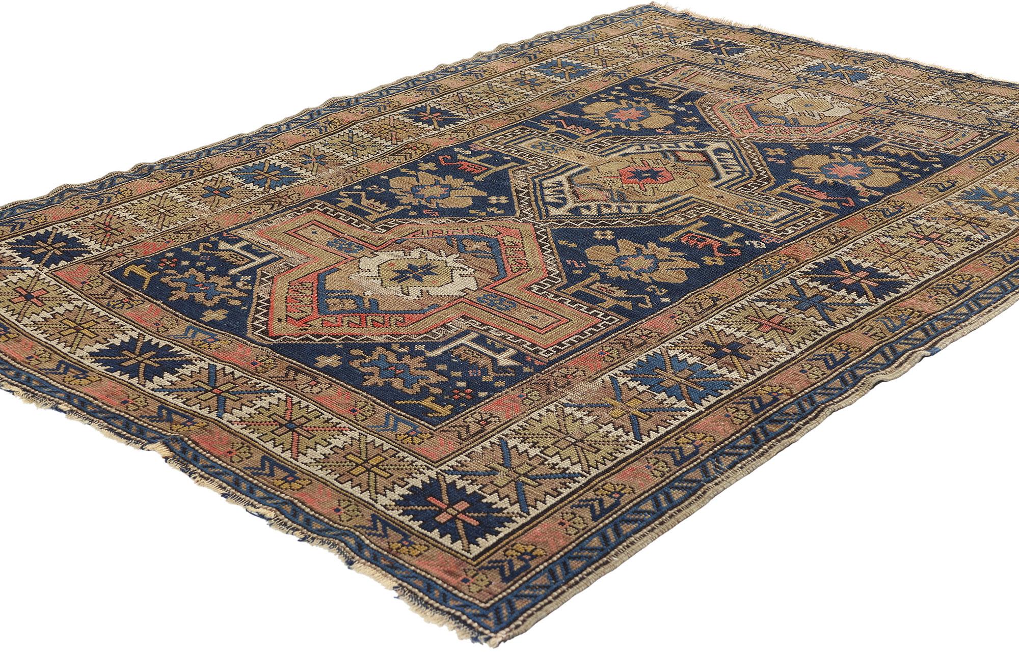 78899 Tappeto Kuba caucasico antico, 04'05 x 05'03. I tappeti caucasici Kuba, originari del Caucaso nord-orientale, nell'attuale Azerbaigian, sono famosi per i loro intricati motivi geometrici, i colori vivaci derivati da tinture naturali e l'ottima