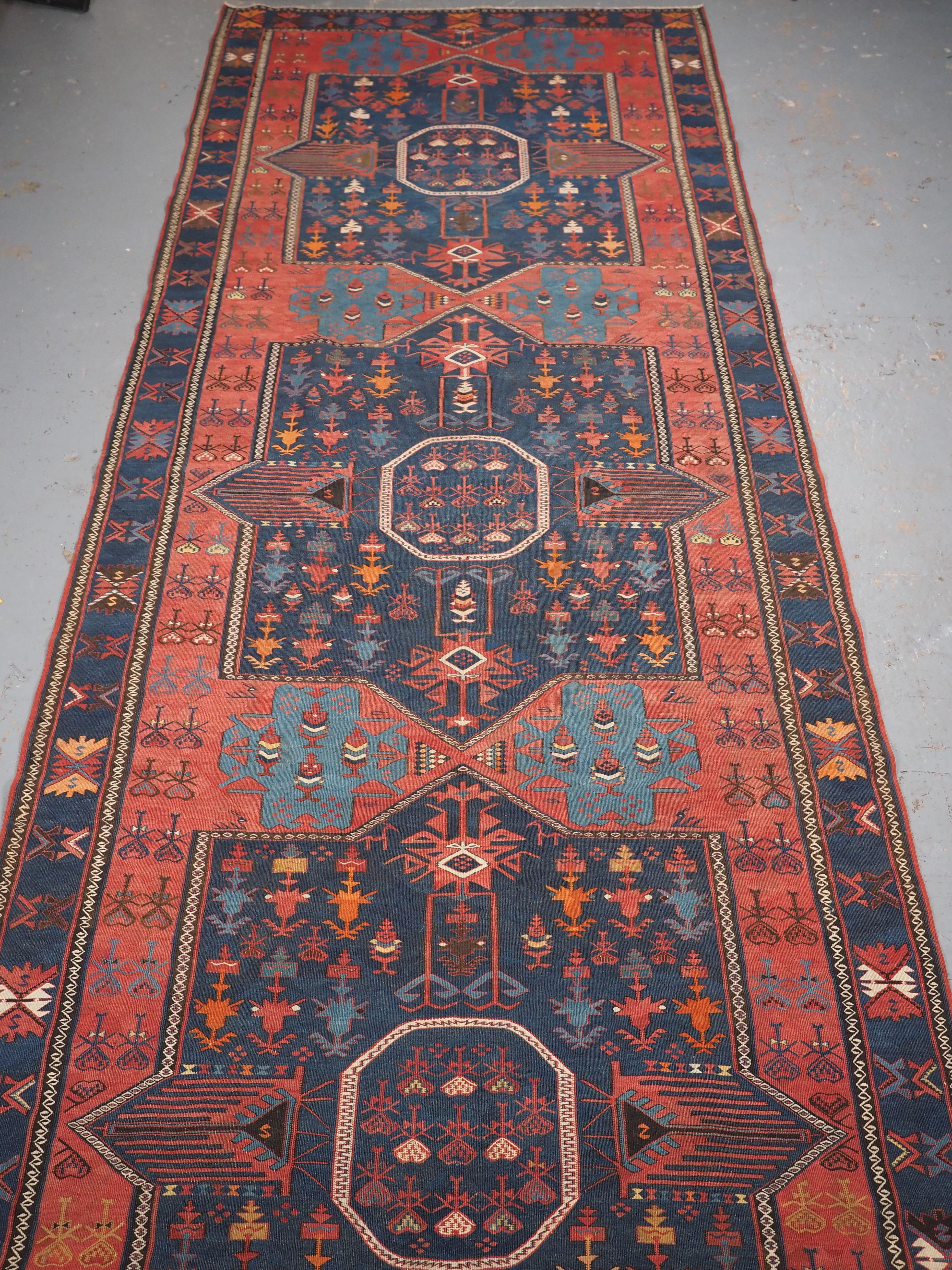 Dimensioni: 18ft 5in x 5ft 0in (562 x 153cm).

Antico kilim Avar del Caucaso orientale di grandi dimensioni e dal design classico.

Circa 1900.

Un buon esempio di kilim tradizionale Avar proveniente dal Daghestan, nel Caucaso orientale. Il morbido