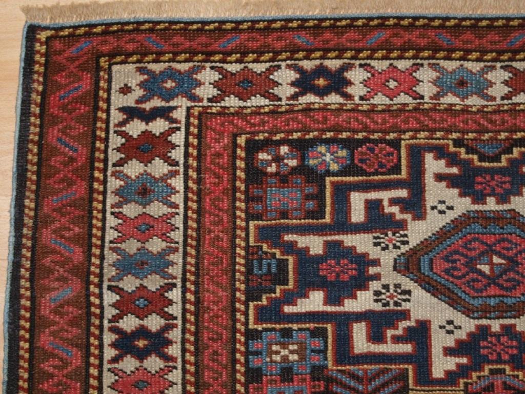 Tapis ancien du Caucase de l'Est à motif d'étoile de Lesghi
Circa 1900

Un bon petit tapis avec une rangée verticale de quatre étoiles 'Lesghi' Les étoiles ivoires se détachent du fond bleu indigo foncé La bordure ivoire et les couleurs pastel
