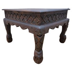 Ancienne table d'appoint carrée en bois de teck de l'Inde orientale avec pieds sculptés et tablier