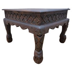 Antico tavolino quadrato in legno di teak dell'India orientale con gambe e grembiule intagliati