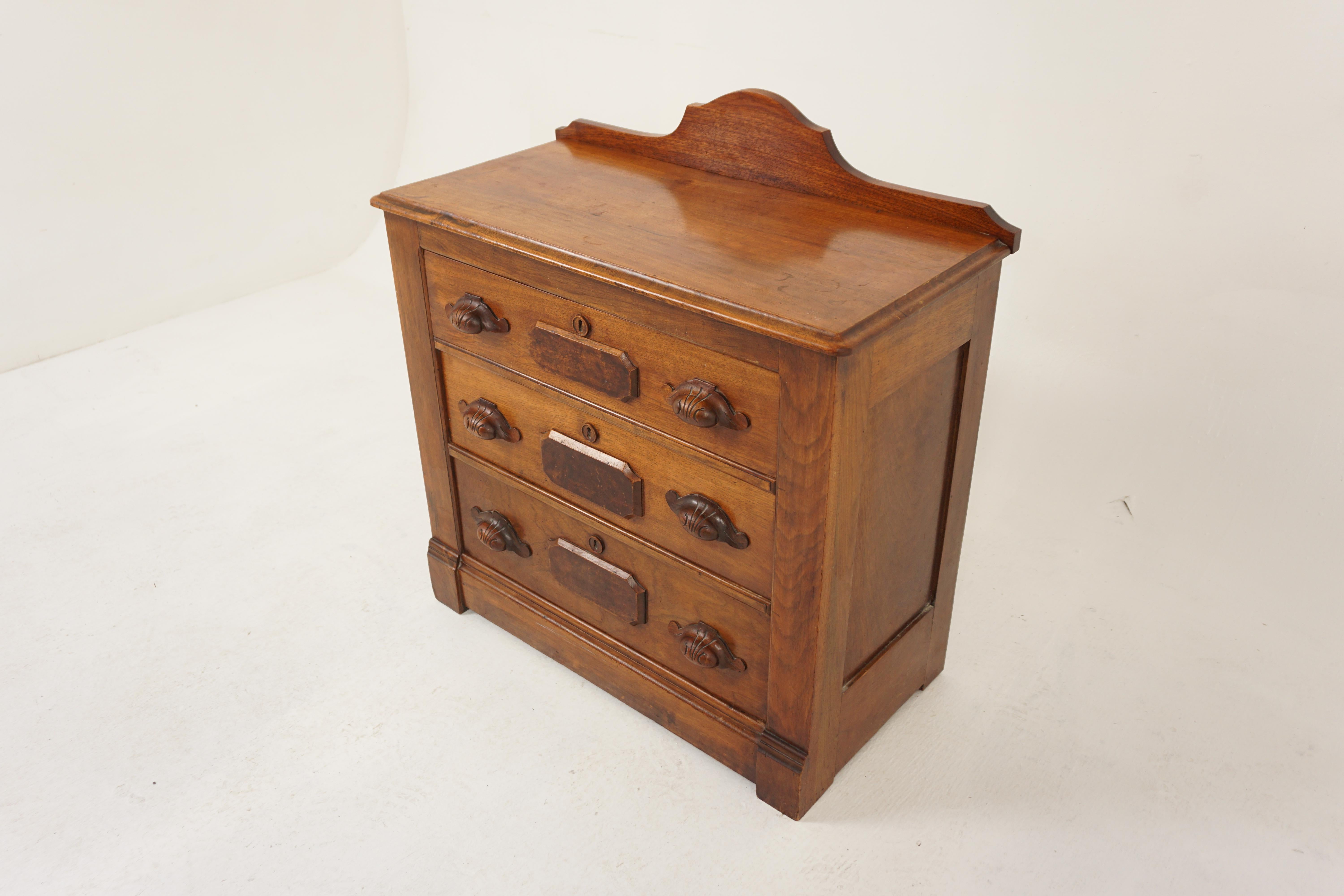 Antique East Lake Solid Walnut 3 Drawer Dresser, Night Stand, America 1890, H1186

America 1890
Solid Walnut
Original finish
Shaped pediment on top
Bevelled moulded top
Three graduating drawers below
With carved drawer pulls and wooden