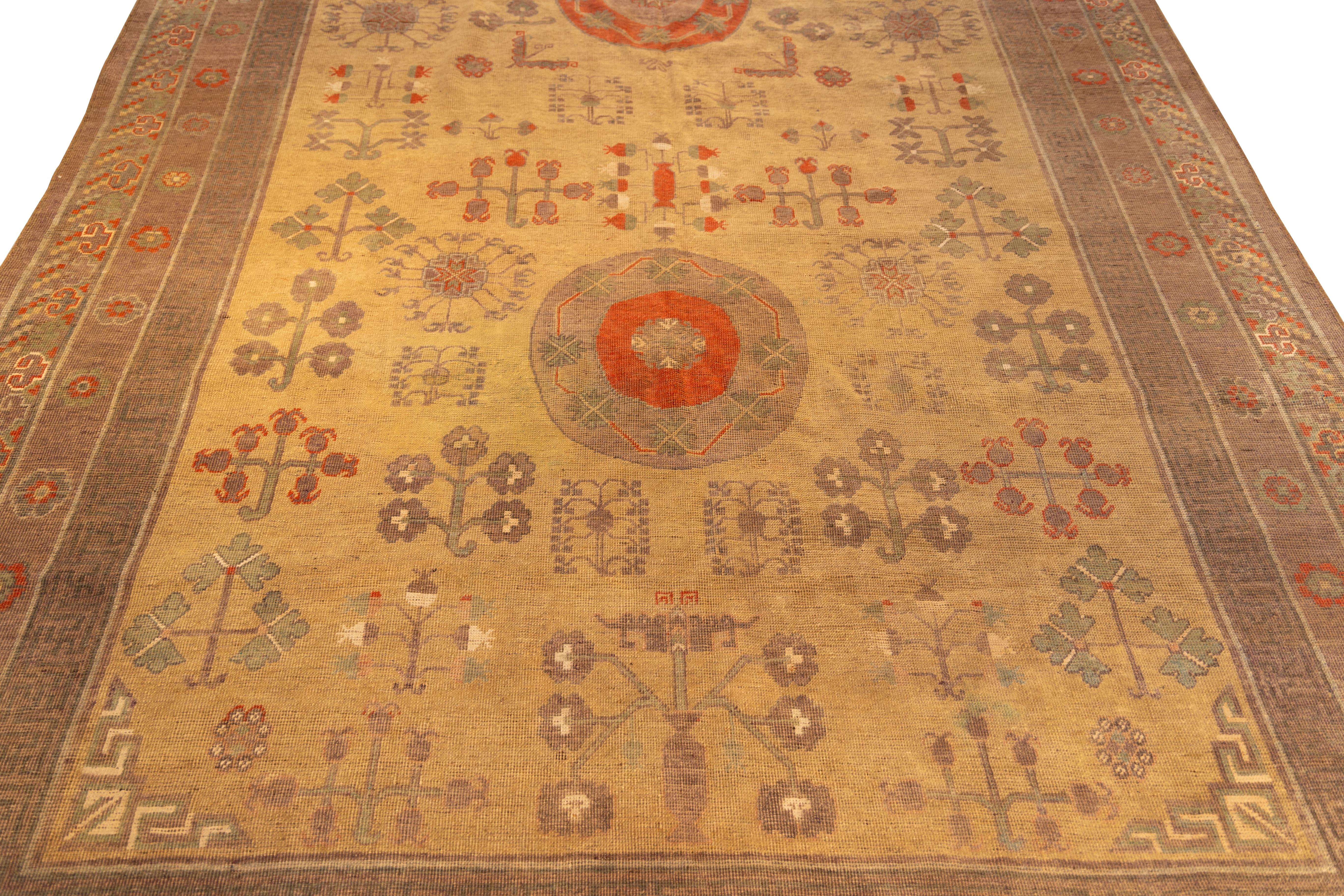 Cinese Antique east turkestan chinese khotan rug in vendita