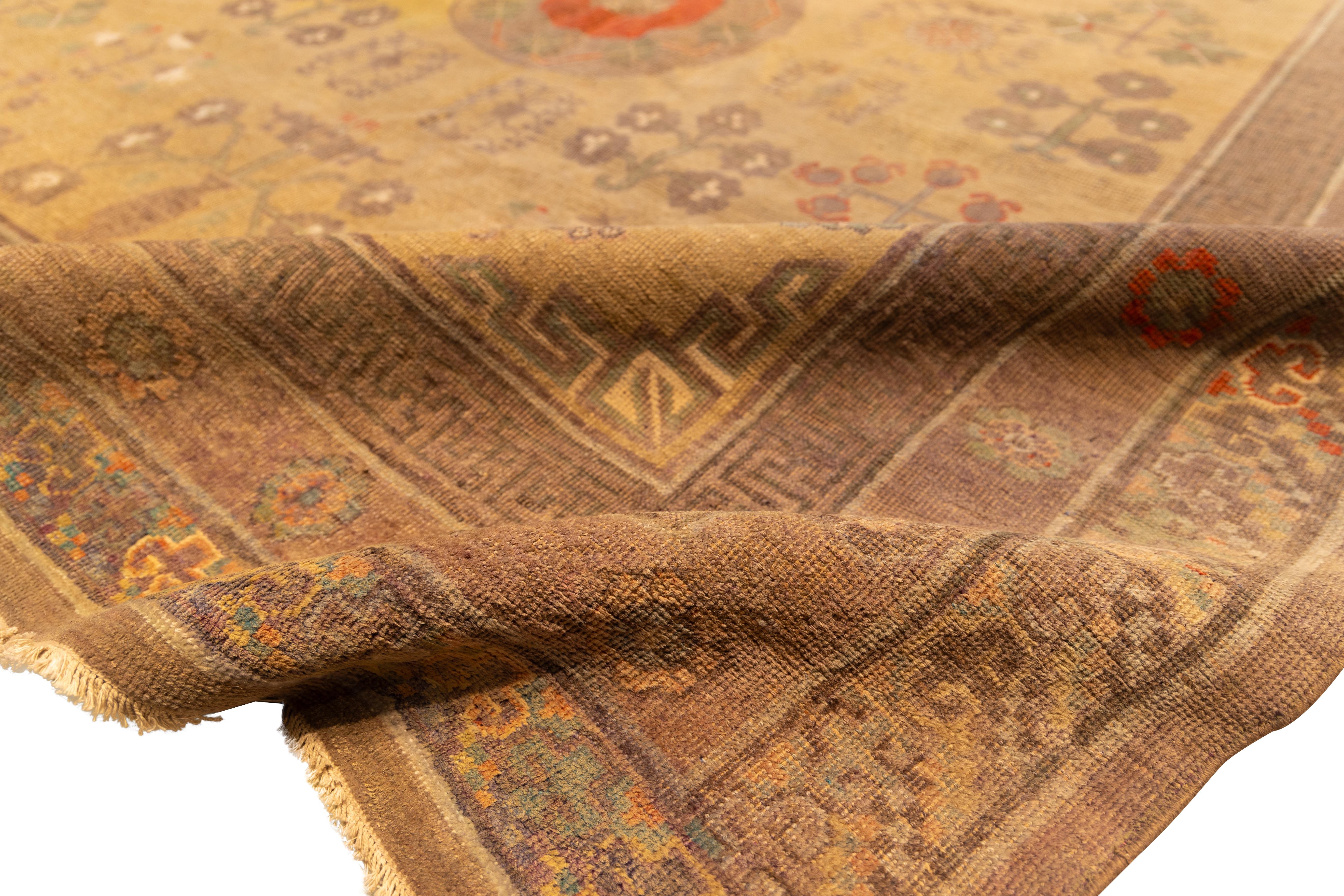 Tessuto a mano Antique east turkestan chinese khotan rug in vendita