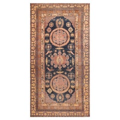 Ancien tapis Khotan du Turkestan oriental. 7 pieds 4 po. x 14 pieds 4 po.