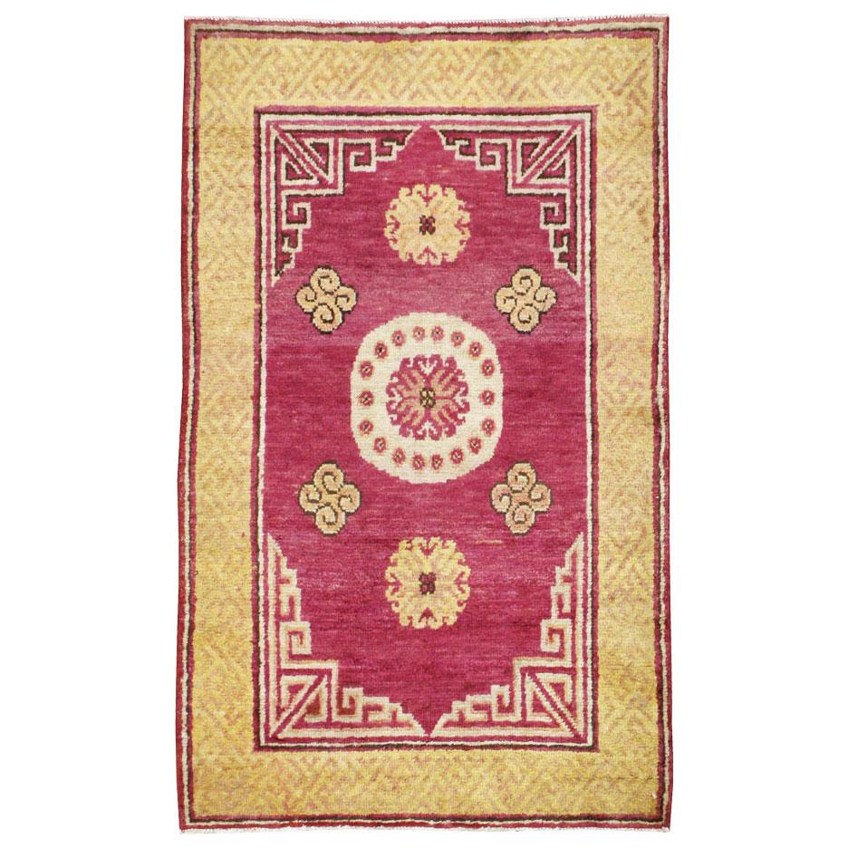 Ein antiker ostturkestanischer Khotan-Teppich aus dem frühen 20. Jahrhundert.