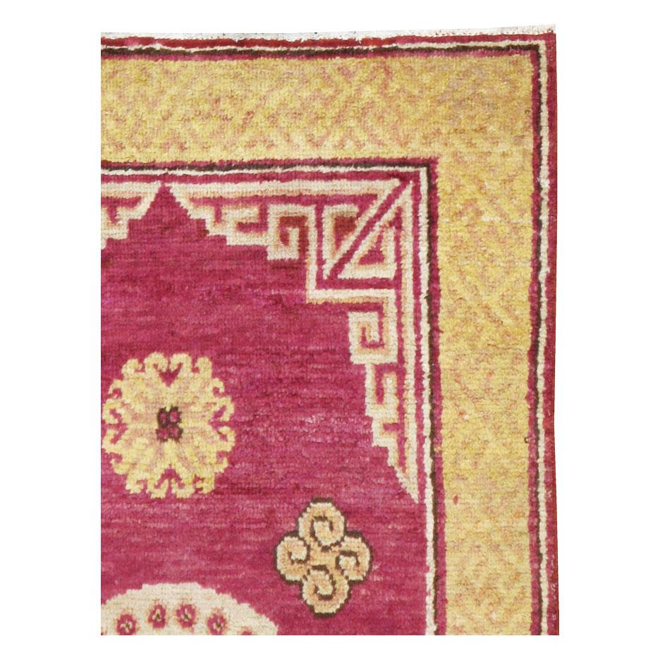 Antiker ostaturkestanischer Khotan-Teppich (Handgeknüpft) im Angebot