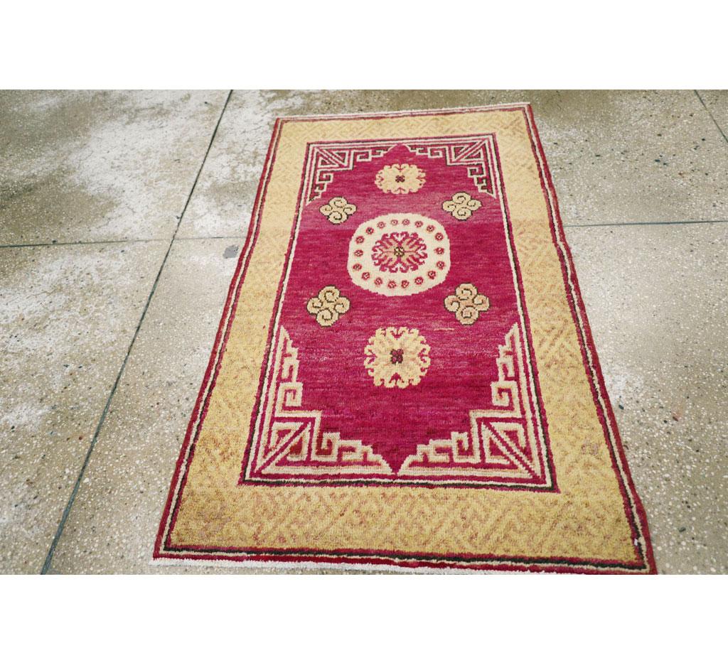 Antiker ostaturkestanischer Khotan-Teppich im Zustand „Gut“ im Angebot in New York, NY