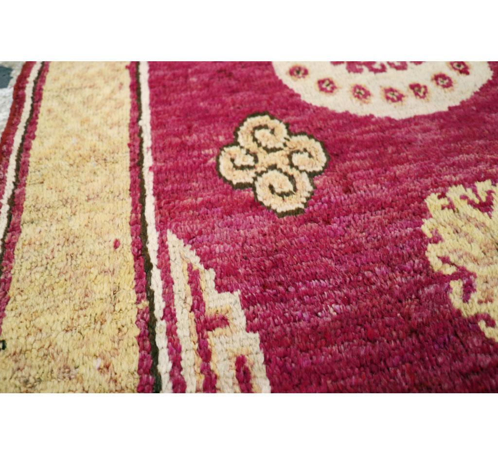 Antiker ostaturkestanischer Khotan-Teppich (20. Jahrhundert) im Angebot