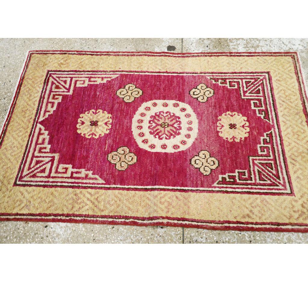 Antiker ostaturkestanischer Khotan-Teppich im Angebot 1