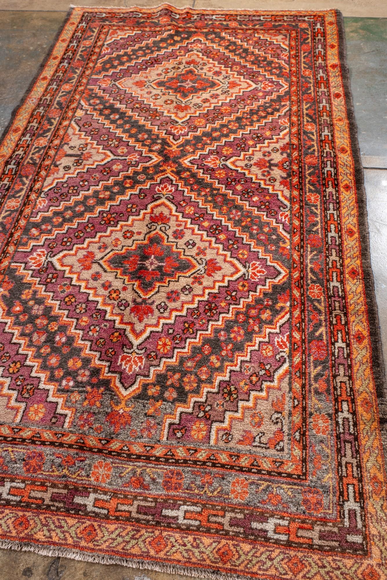 Annodato a mano Antico tappeto Khotan del Turkestan orientale con medaglioni a diamante in vendita