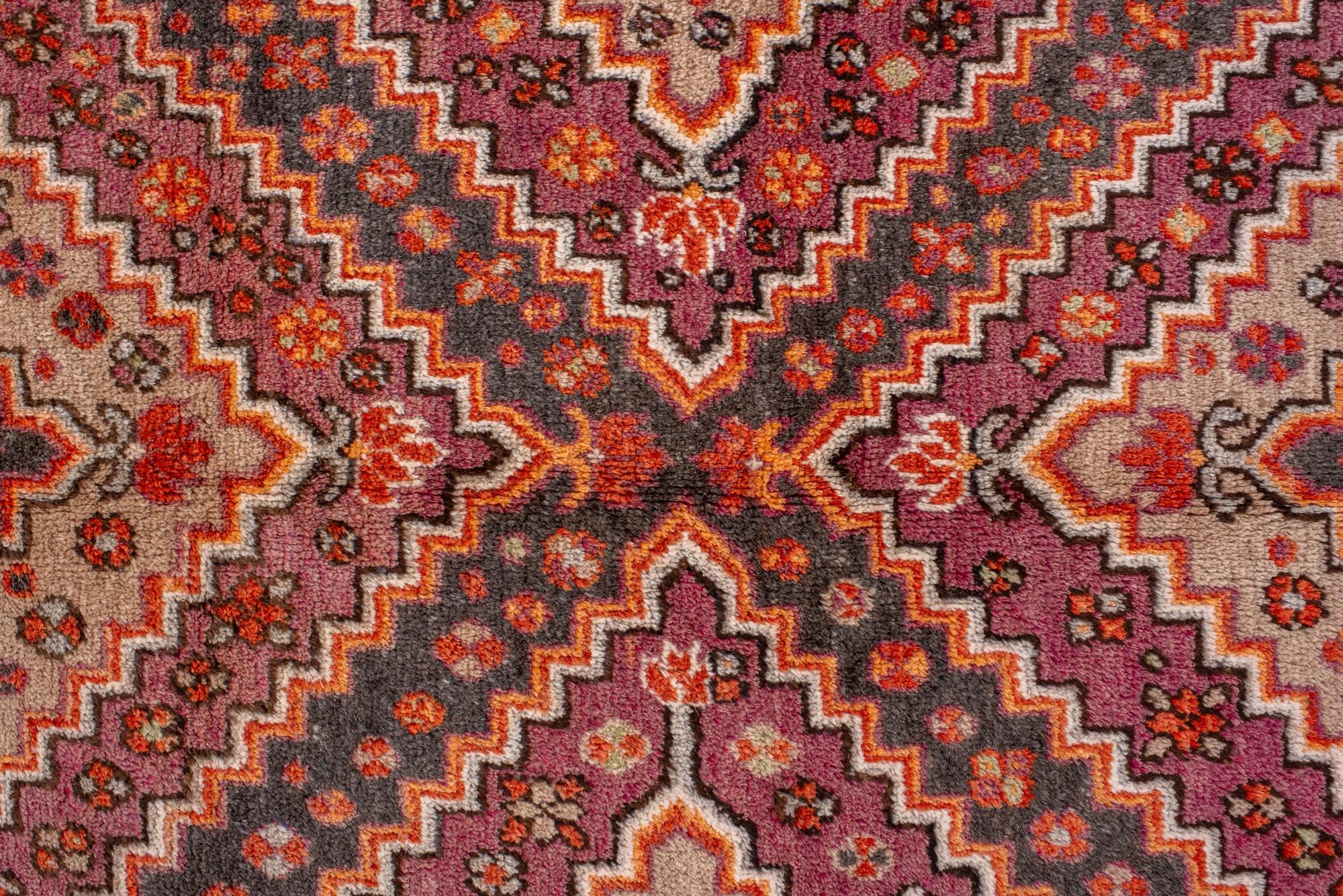 Antico tappeto Khotan del Turkestan orientale con medaglioni a diamante In condizioni buone in vendita a New York, NY