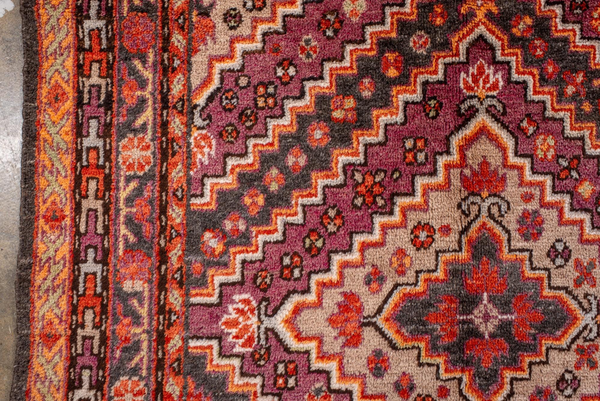 XX secolo Antico tappeto Khotan del Turkestan orientale con medaglioni a diamante in vendita