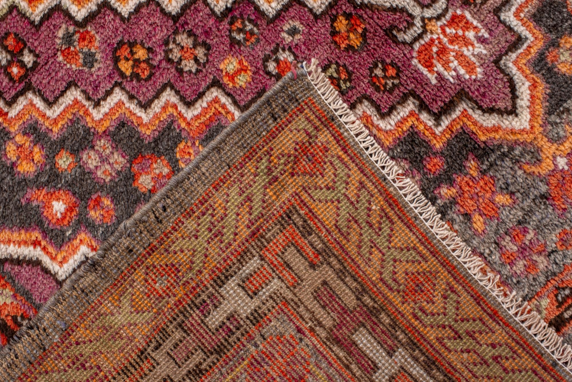 Lana Antico tappeto Khotan del Turkestan orientale con medaglioni a diamante in vendita