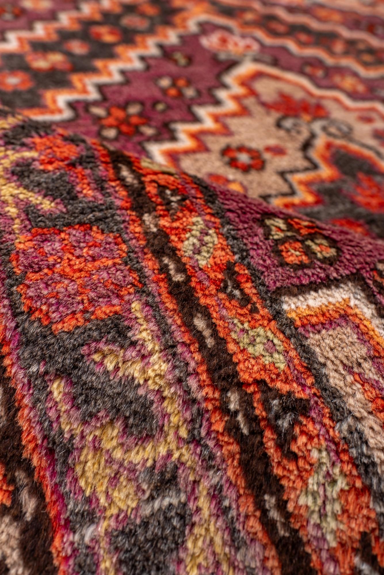 Antico tappeto Khotan del Turkestan orientale con medaglioni a diamante in vendita 1