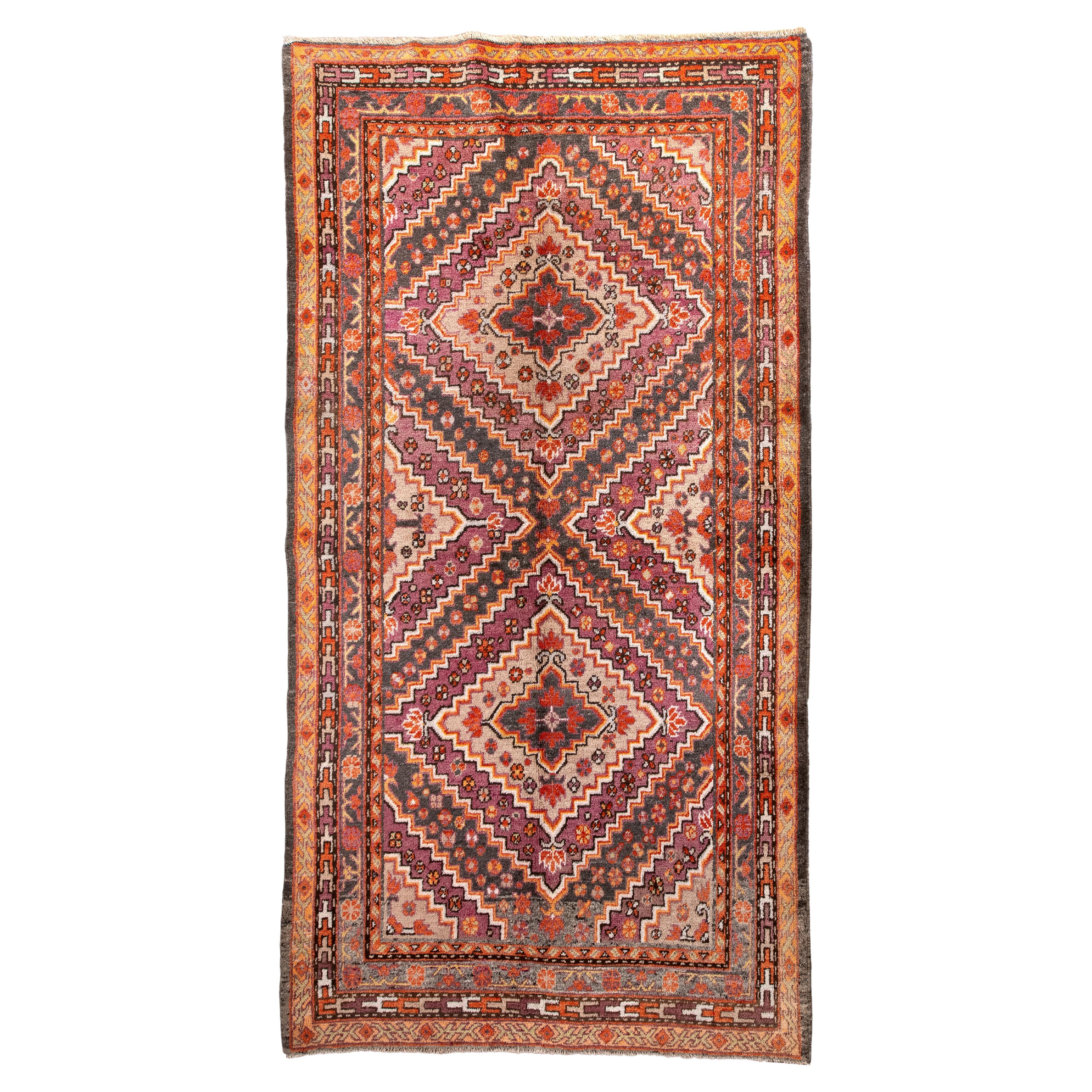 Tapis ancien du Turkestan oriental Khotan avec médaillons en forme de diamants