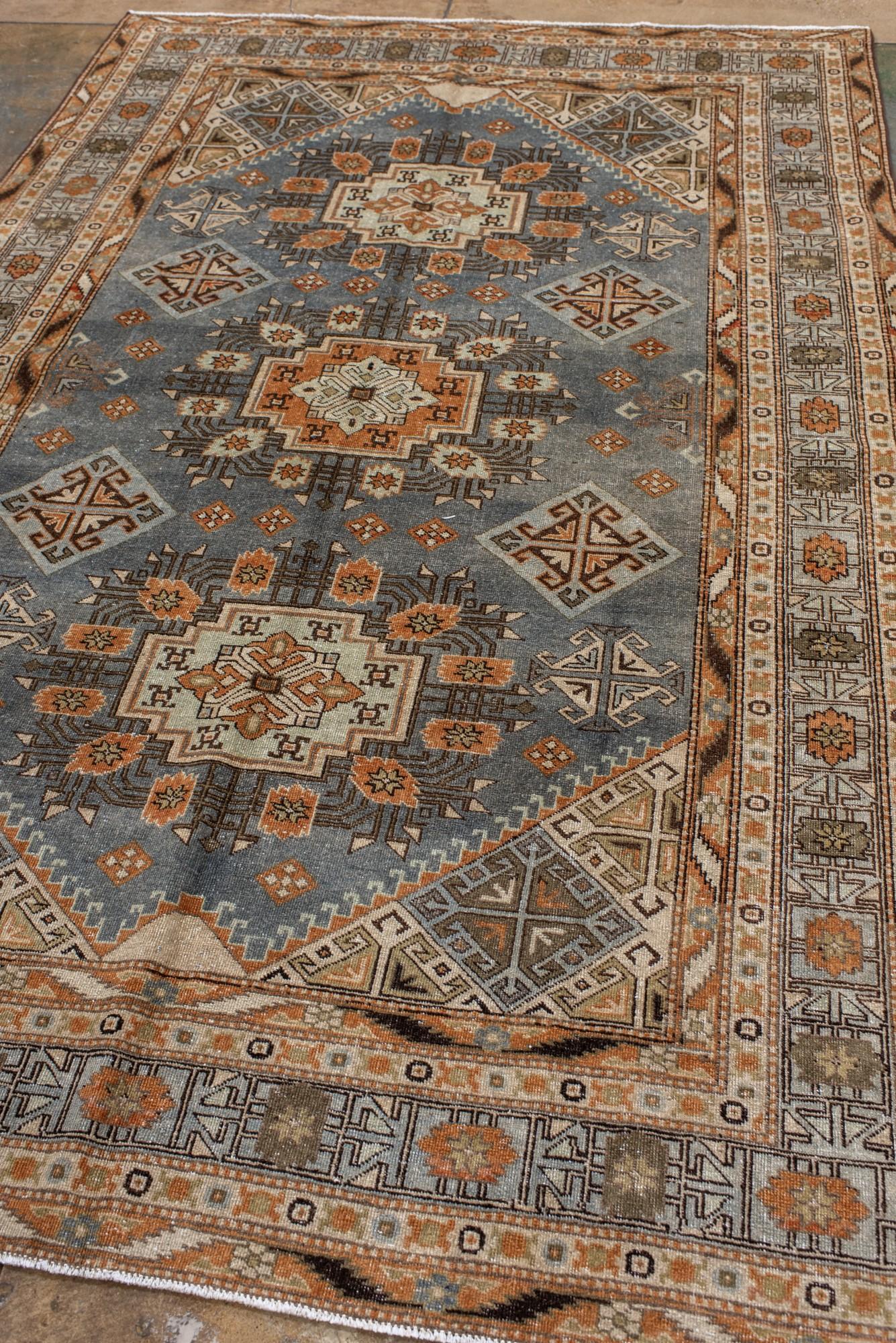 Noué à la main Tapis ancien du Turkestan oriental Khotan avec médaillons géométriques en vente