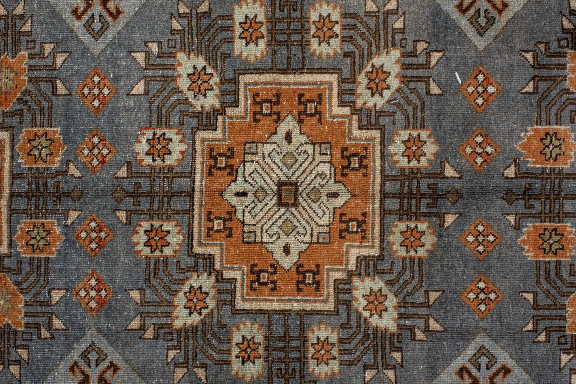 Tapis ancien du Turkestan oriental Khotan avec médaillons géométriques Bon état - En vente à New York, NY