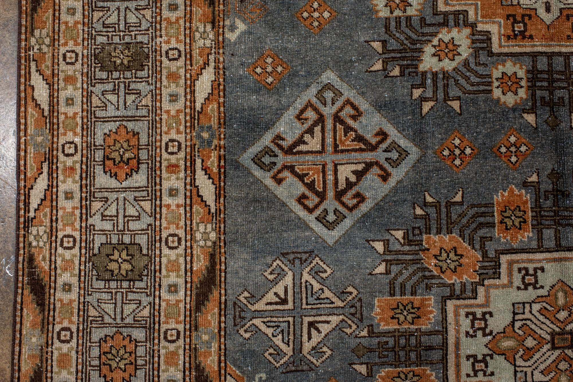 20ième siècle Tapis ancien du Turkestan oriental Khotan avec médaillons géométriques en vente
