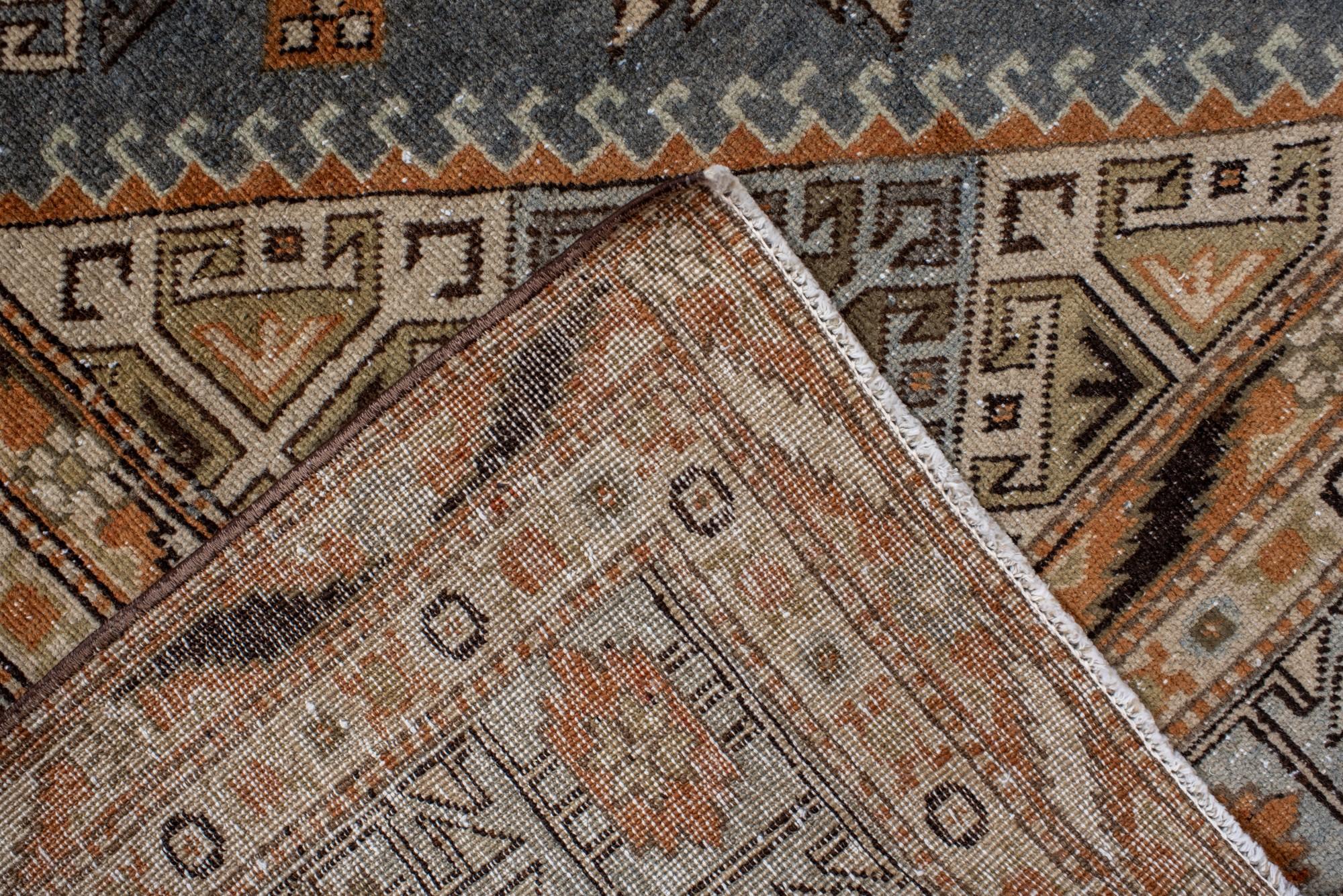 Laine Tapis ancien du Turkestan oriental Khotan avec médaillons géométriques en vente