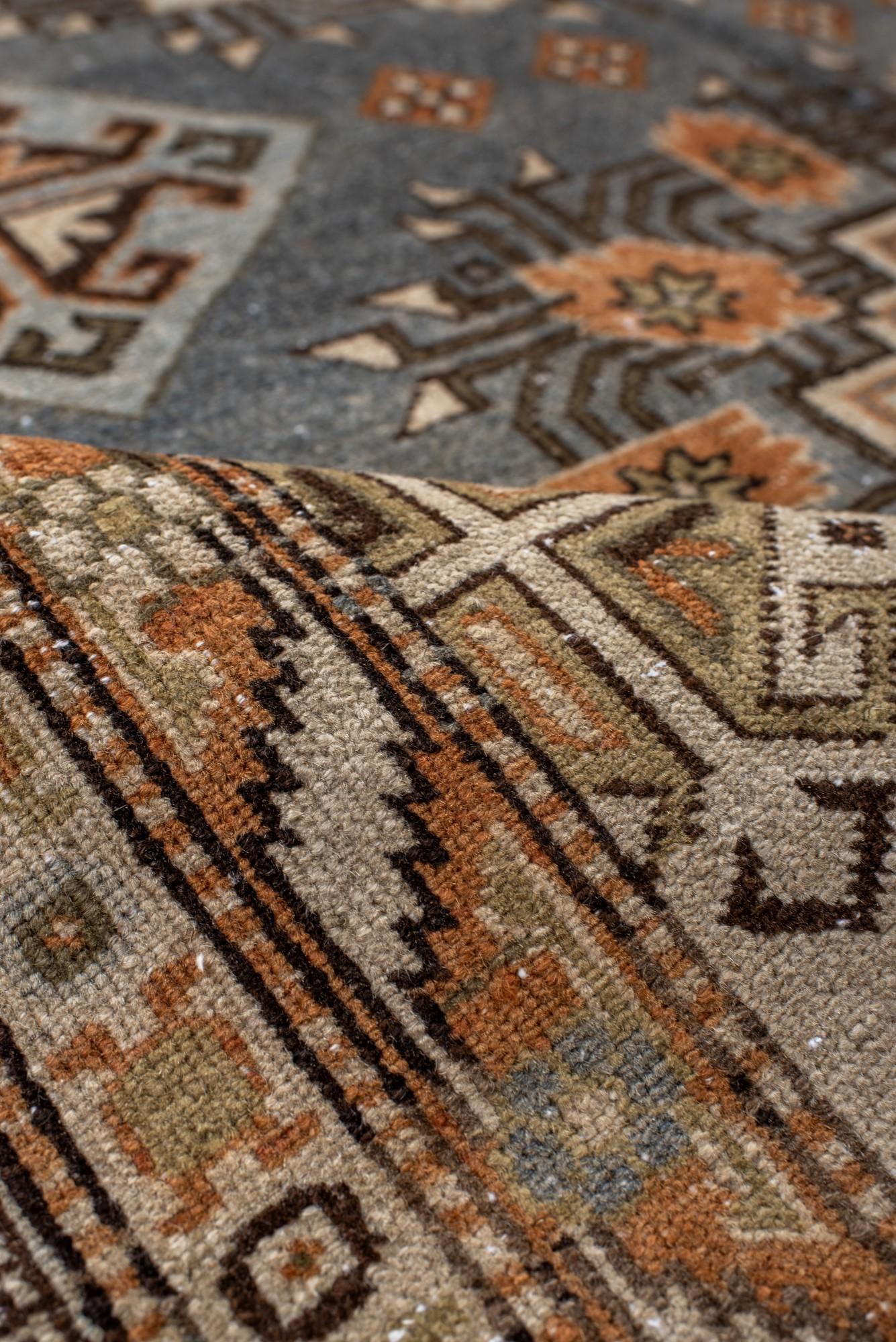 Tapis ancien du Turkestan oriental Khotan avec médaillons géométriques en vente 1