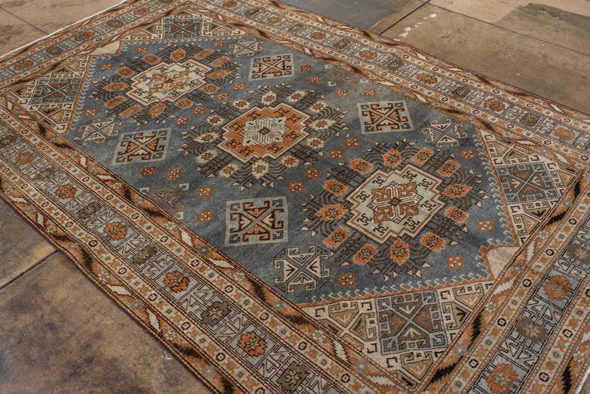 Tapis ancien du Turkestan oriental Khotan avec médaillons géométriques en vente 2
