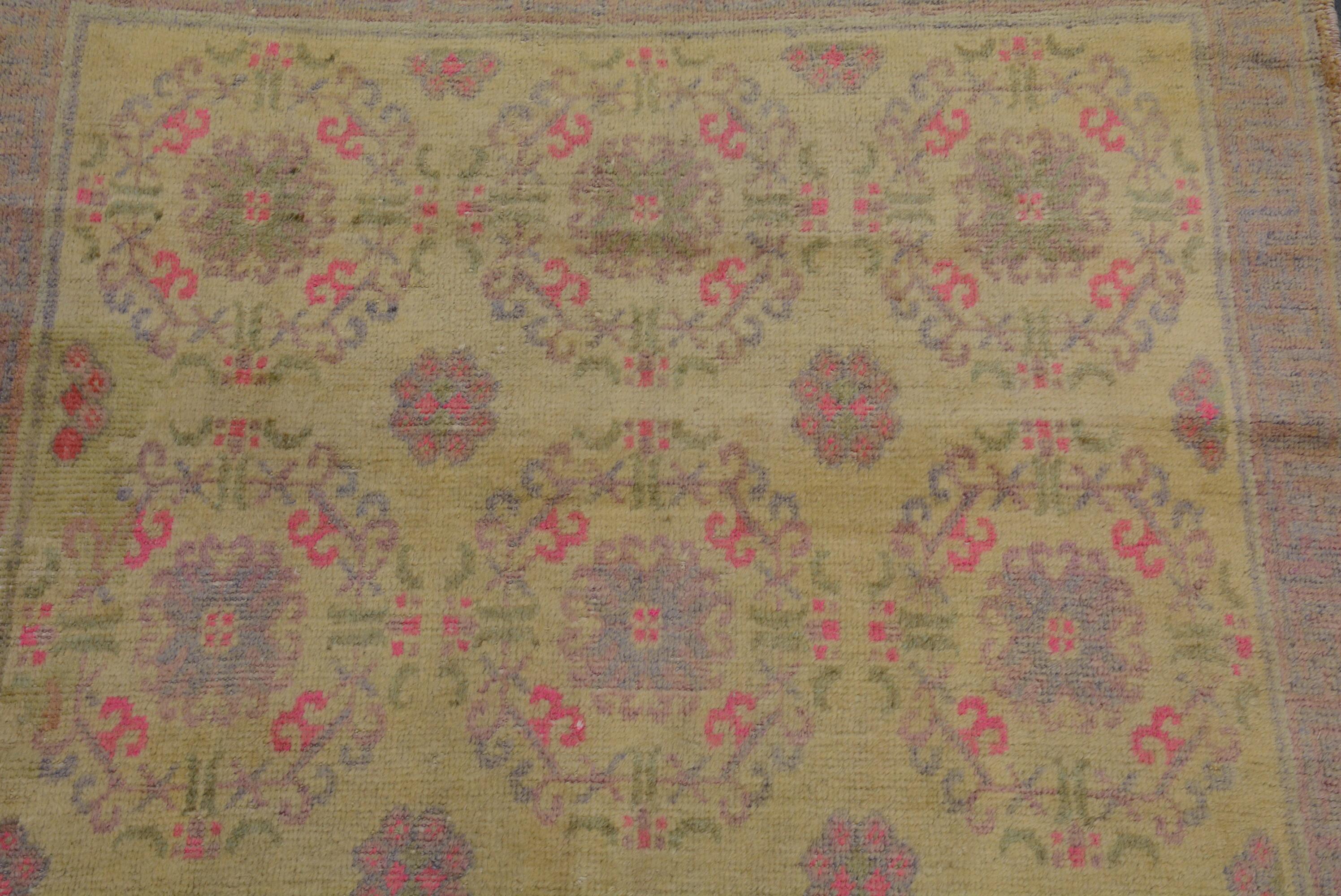 Les tapis Khotan sont tissés à la main dans la province de Sinkiang, dans l'ouest de la Chine, également appelée Turkestan oriental. Ils sont souvent appelés tapis de Samarkand, du nom de la ville d'Asie centrale où ils étaient commercialisés. Leurs