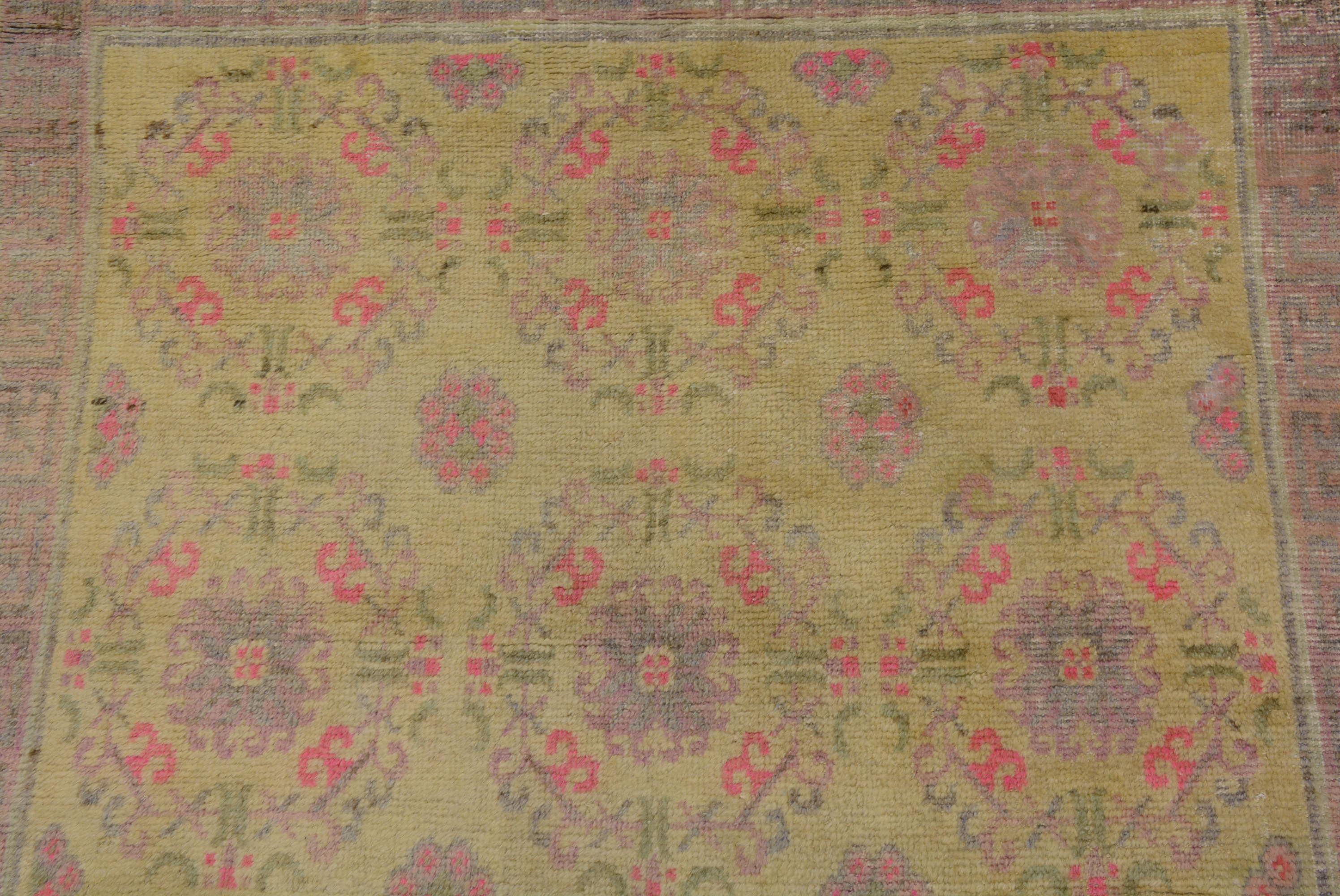 Tissage Tapis ancien du Turkestan oriental Khotan avec motif de couronne globale en vente