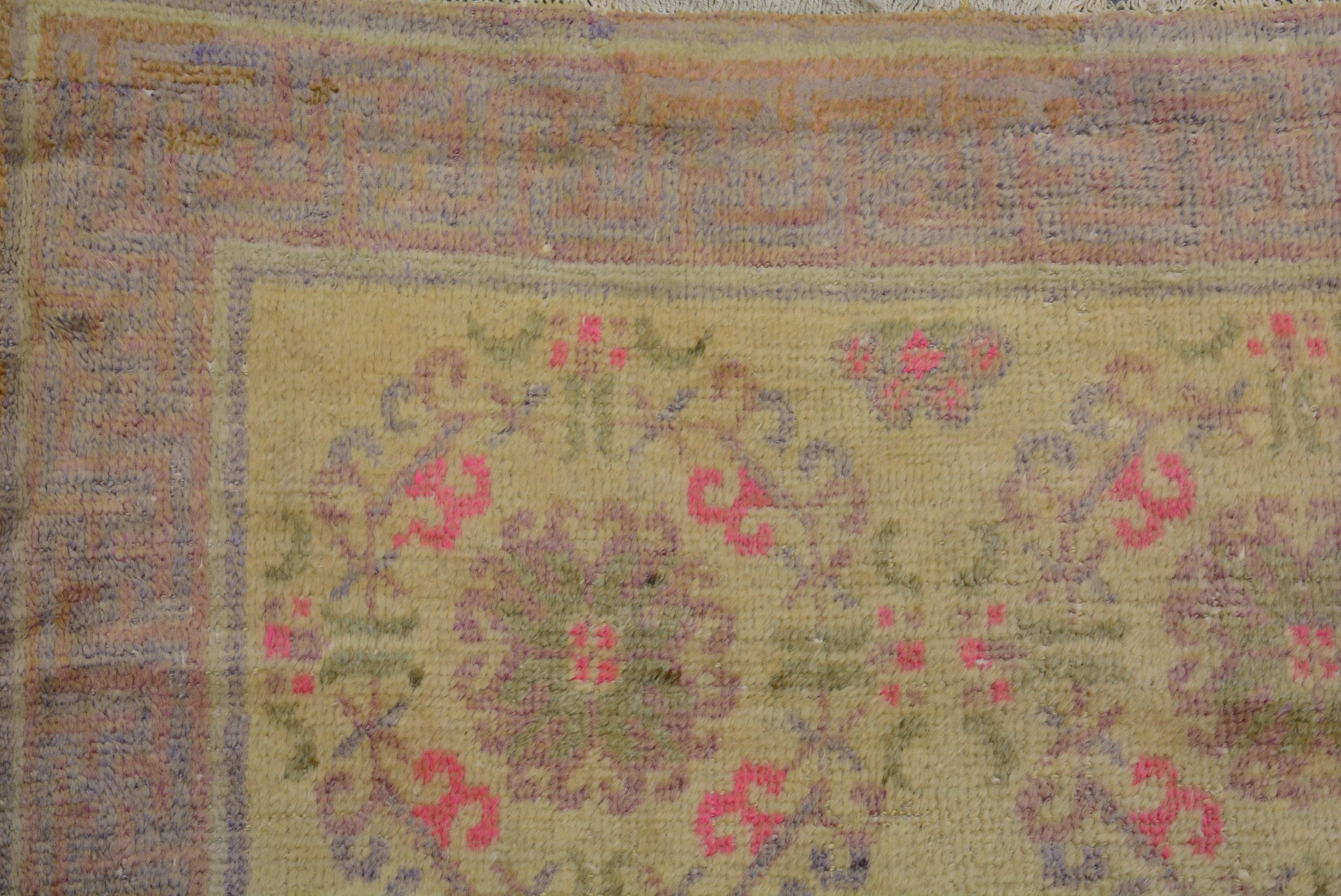 Tapis ancien du Turkestan oriental Khotan avec motif de couronne globale Bon état - En vente à Closter, NJ