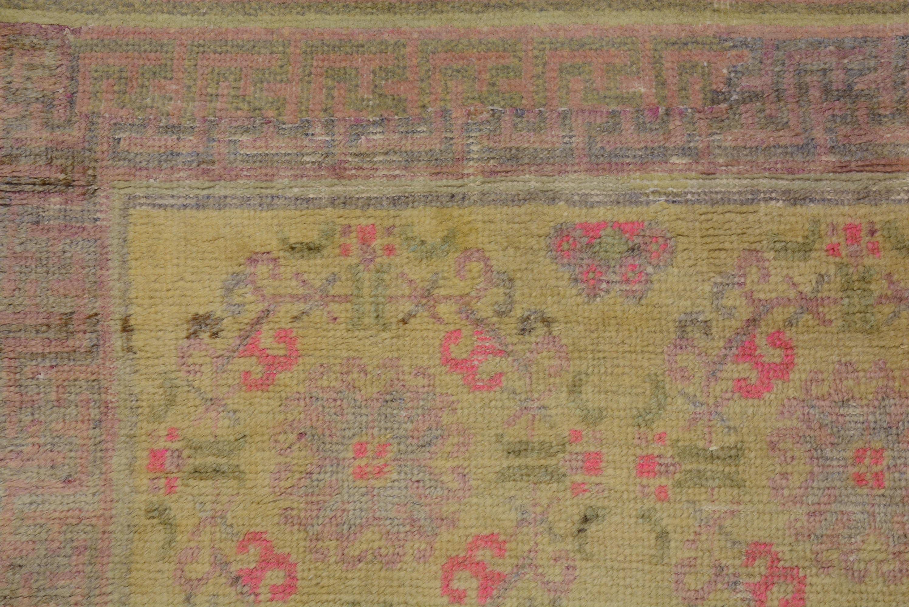 20ième siècle Tapis ancien du Turkestan oriental Khotan avec motif de couronne globale en vente
