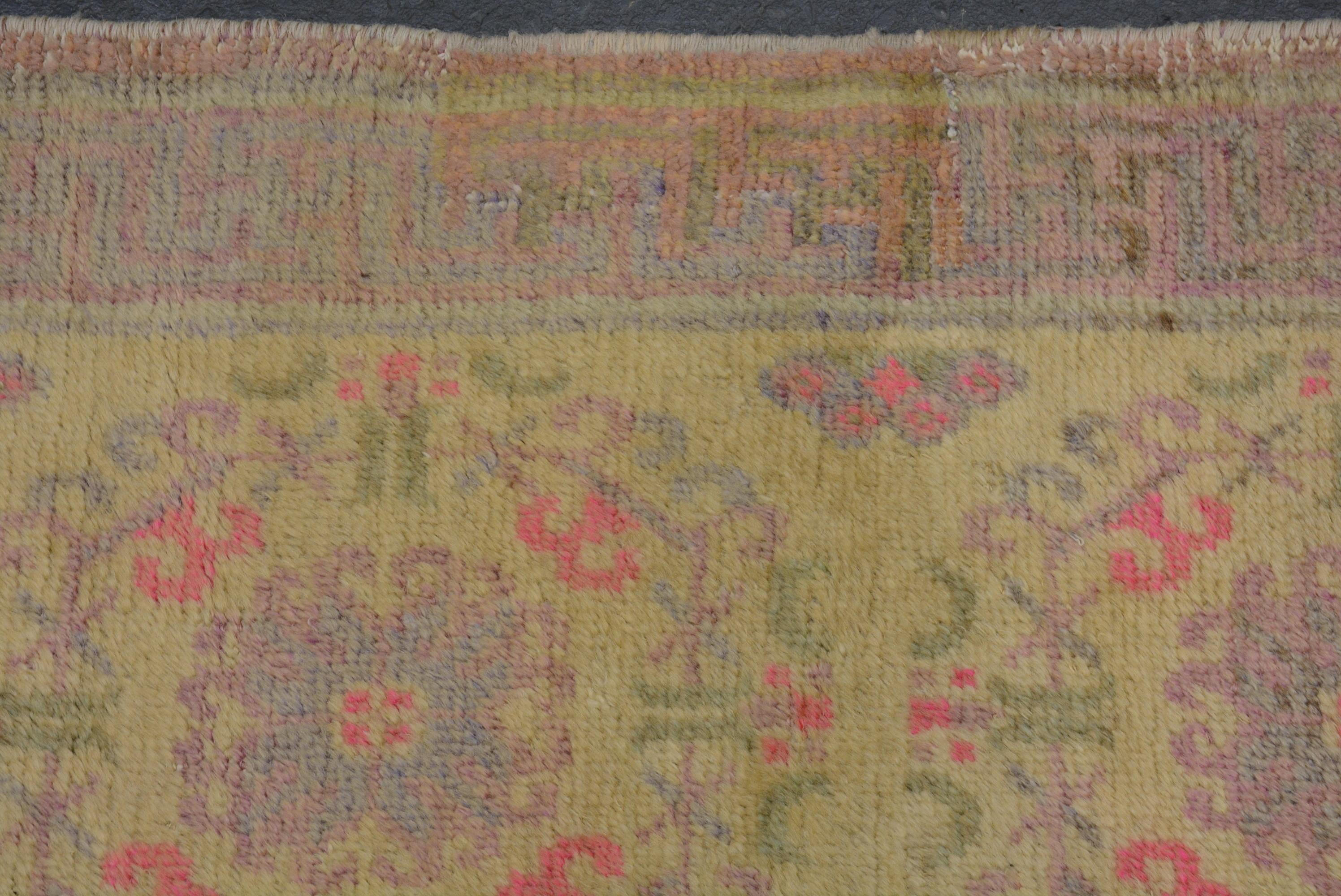 Tapis ancien du Turkestan oriental Khotan avec motif de couronne globale en vente 1