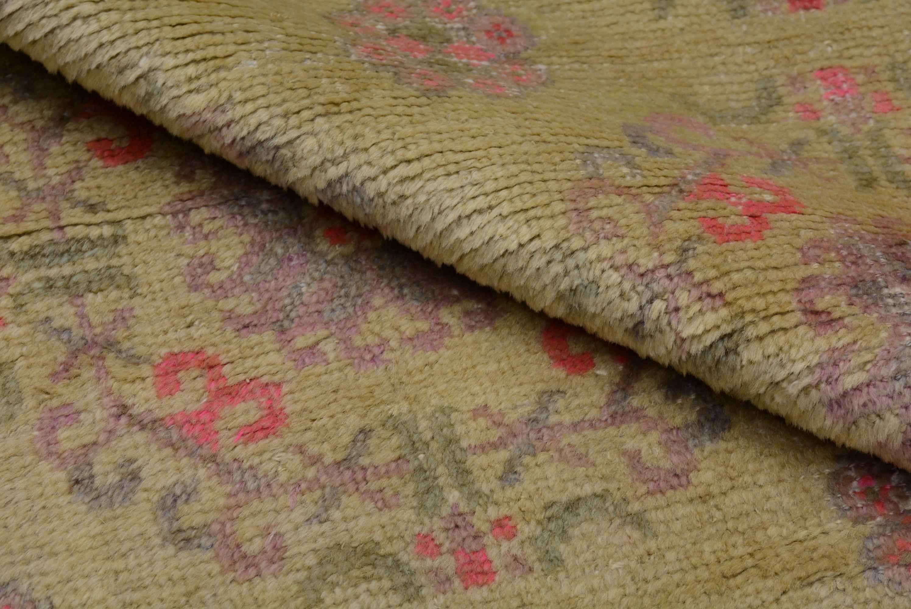 Tapis ancien du Turkestan oriental Khotan avec motif de couronne globale en vente 2