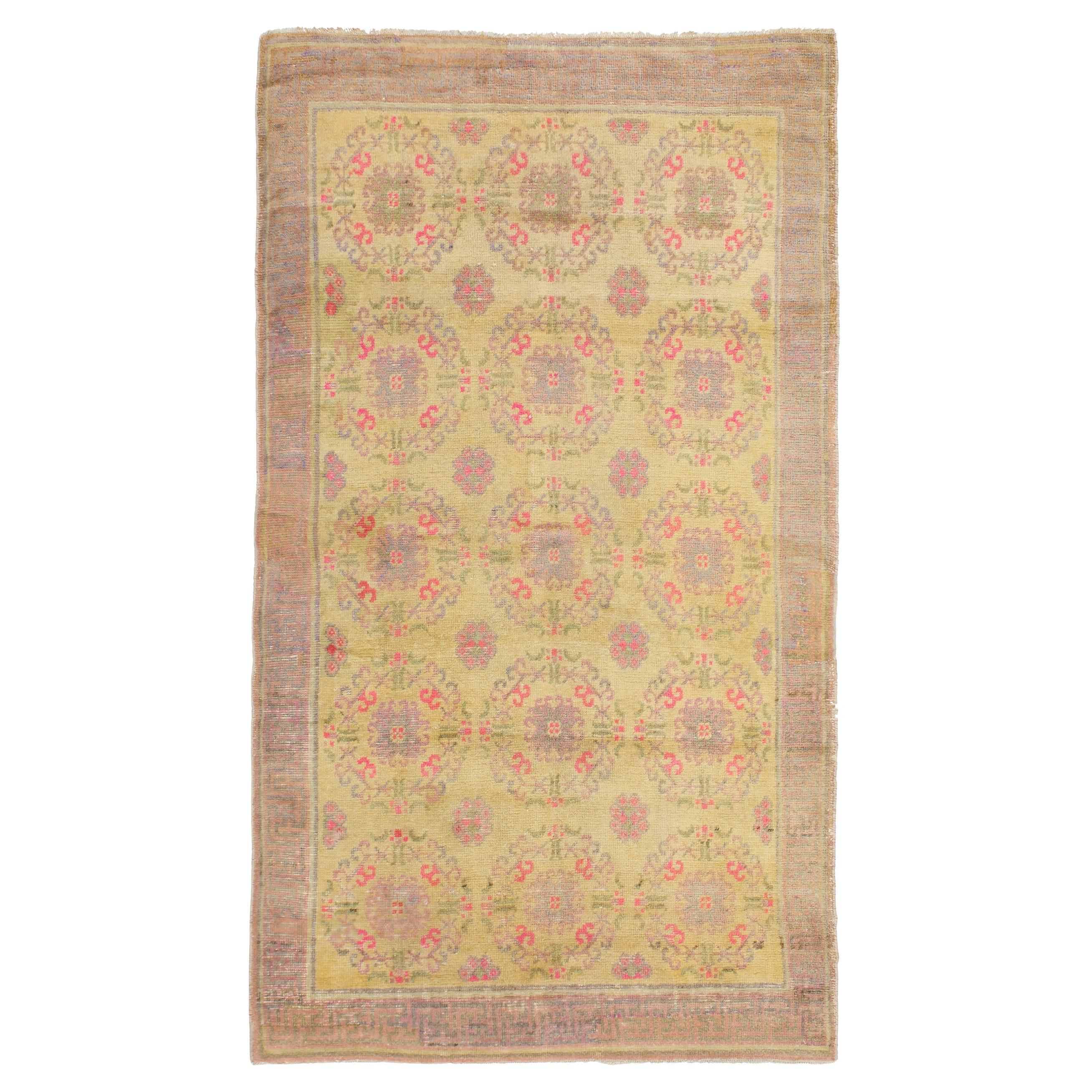 Tapis ancien du Turkestan oriental Khotan avec motif de couronne globale