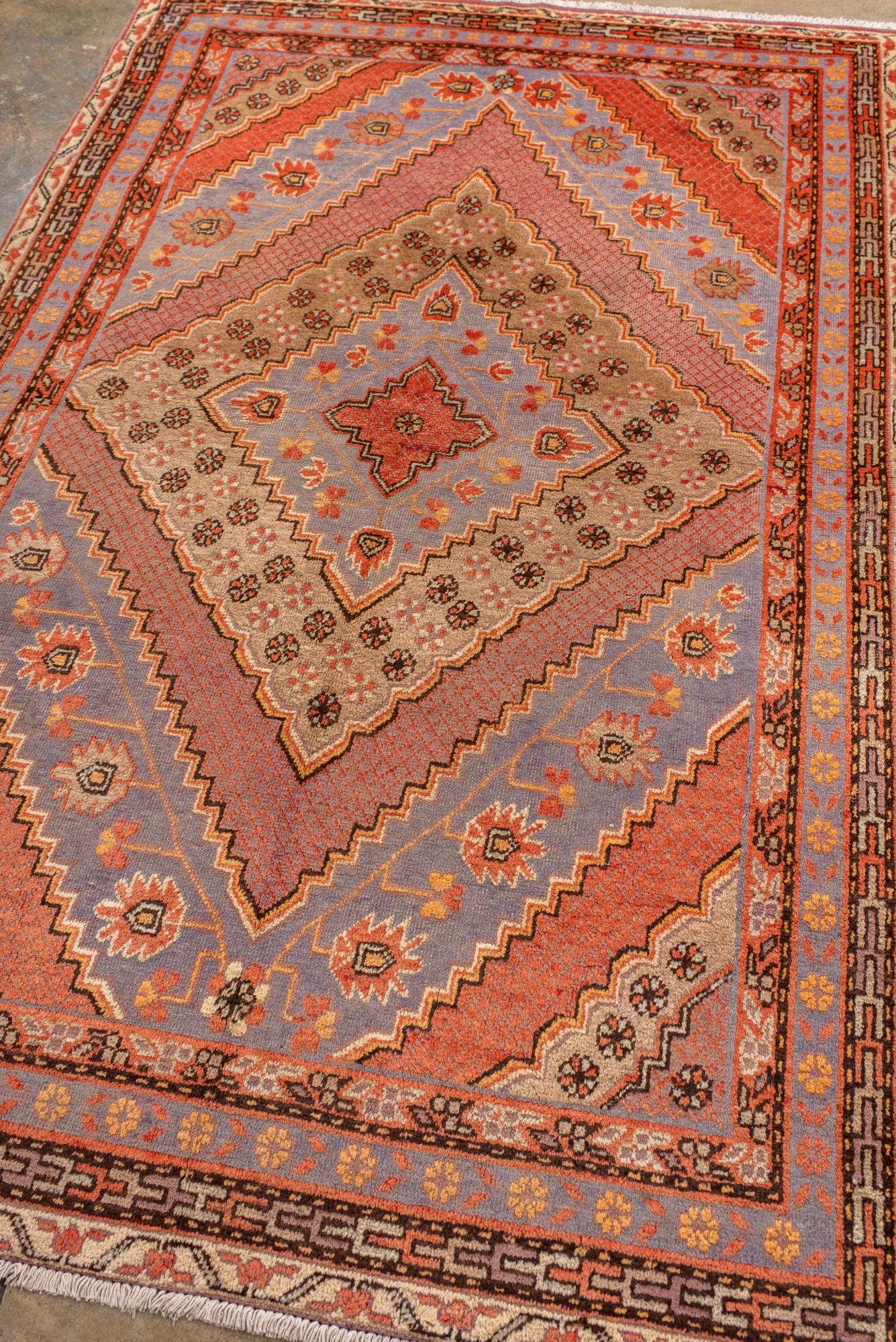 Cinese Antico tappeto Khotan del Turkestan orientale con morbidi medaglioni in lavanda e terracotta in vendita